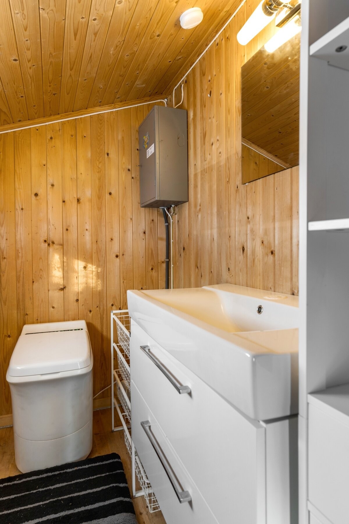 Toalettrom med Cinderella forbrenningstoalett og servantskap. Galleribilde