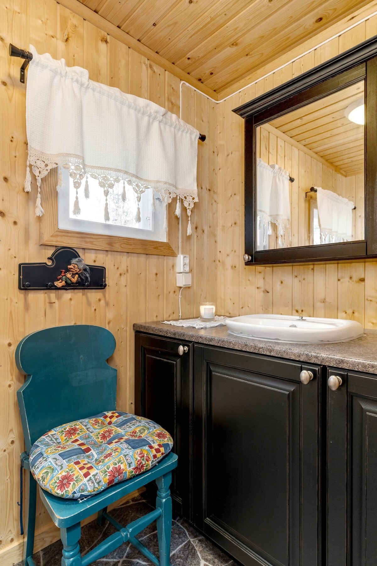 Hyttene har ikke innlagt vann eller avløp, men det er mulighet for å koble seg på offentlig avløp i området. Galleribilde