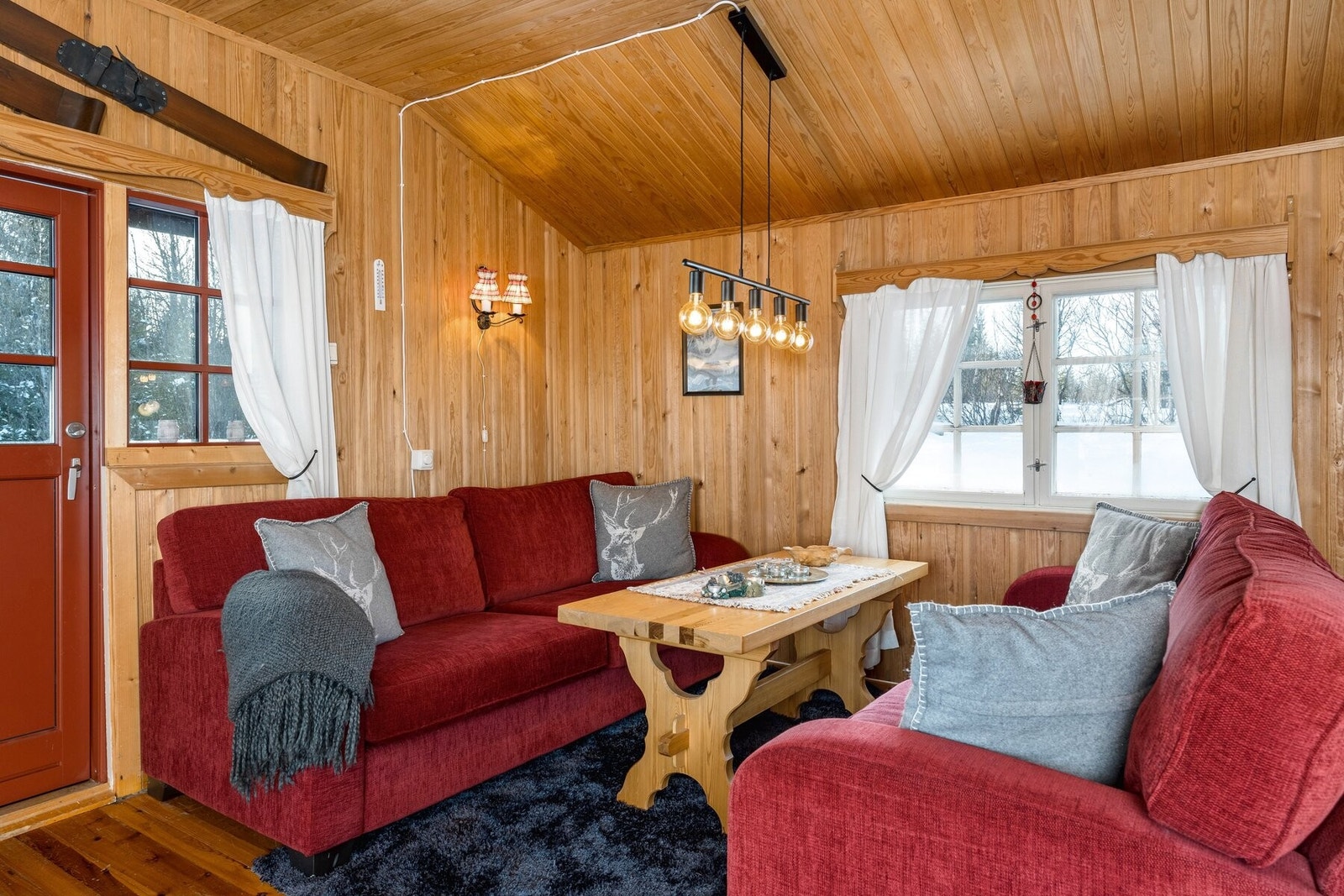 Stuen har panelte vegger og himling, samt tregulv. Galleribilde