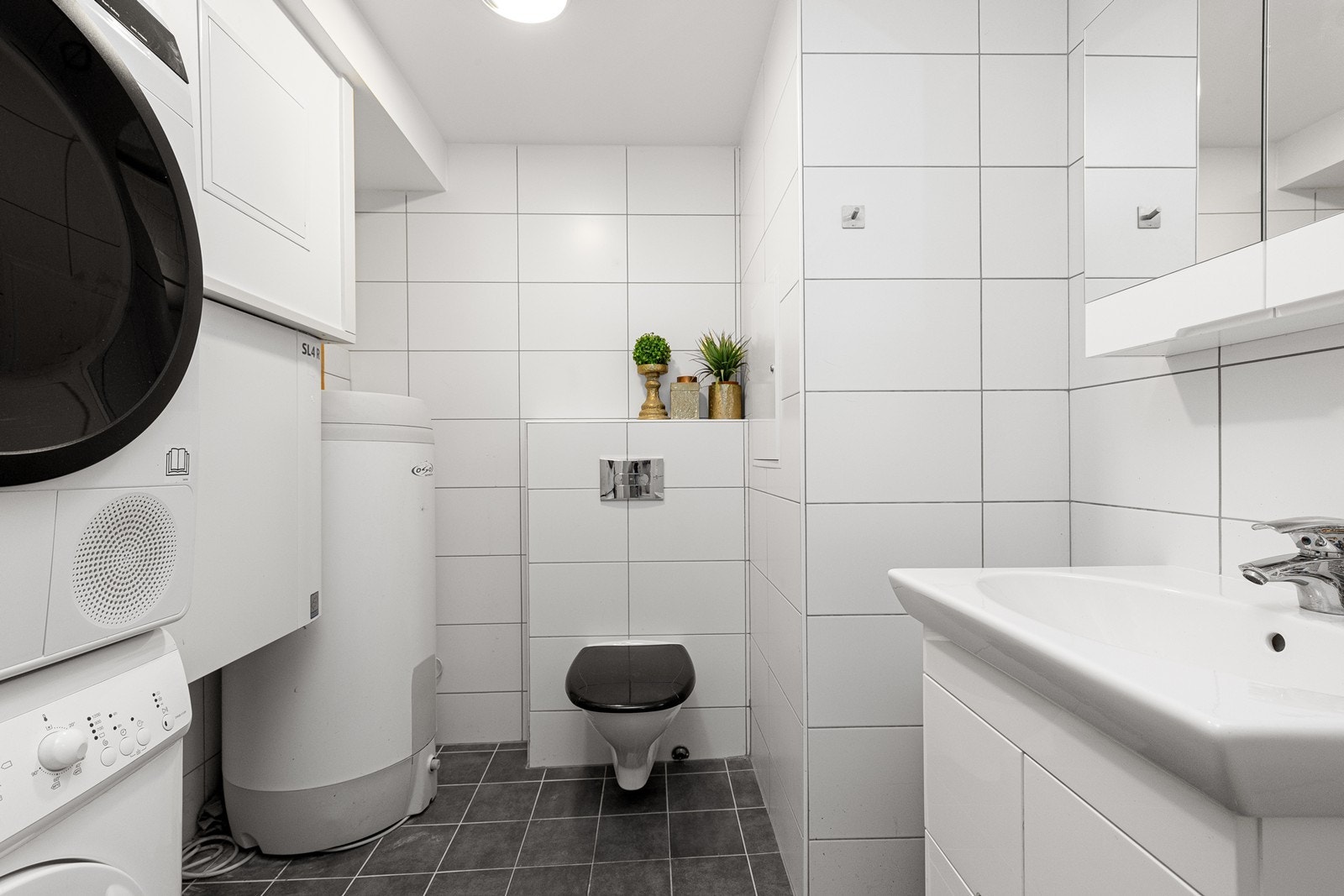 Vaskerom/teknisk rom i 1.etasje med flislagte overflater og varme i gulv Galleribilde