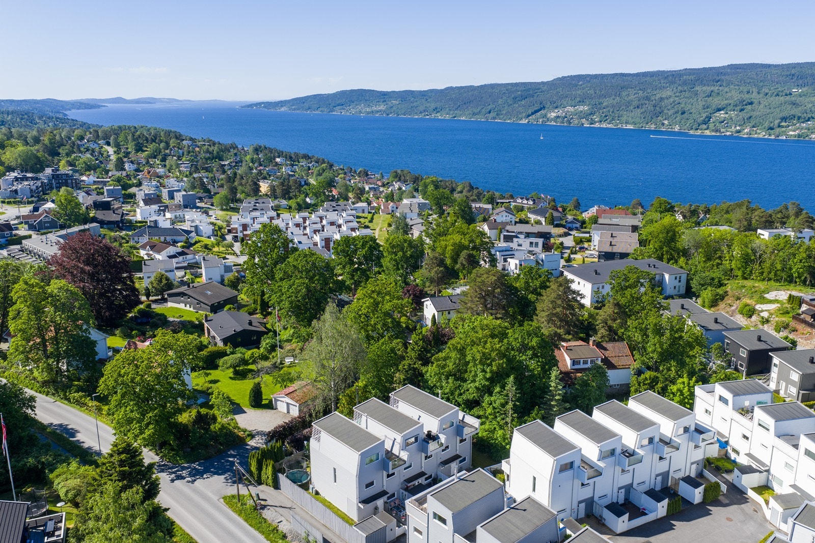Solrikt beliggenhet med hyggelig utsyn mot syd Galleribilde