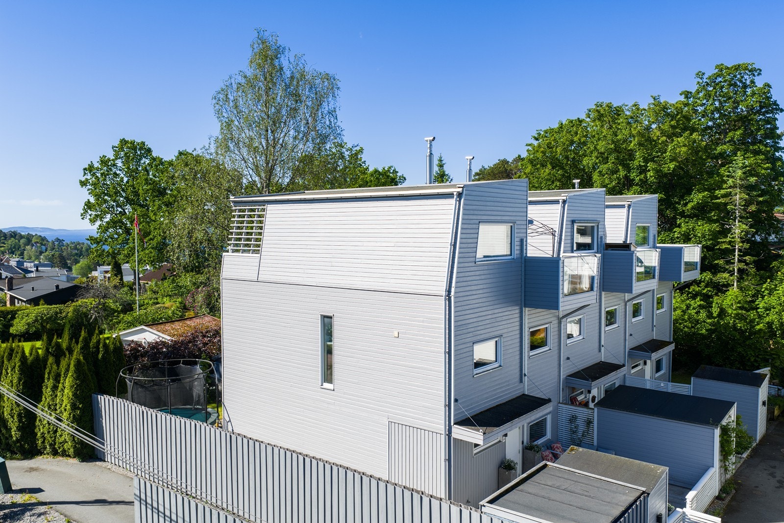 Sydvendt enderekkehus med tomt og hage med gjerde rundt, og som ligger i et svært barnevennlig sameie med lekeplass på tunet Galleribilde