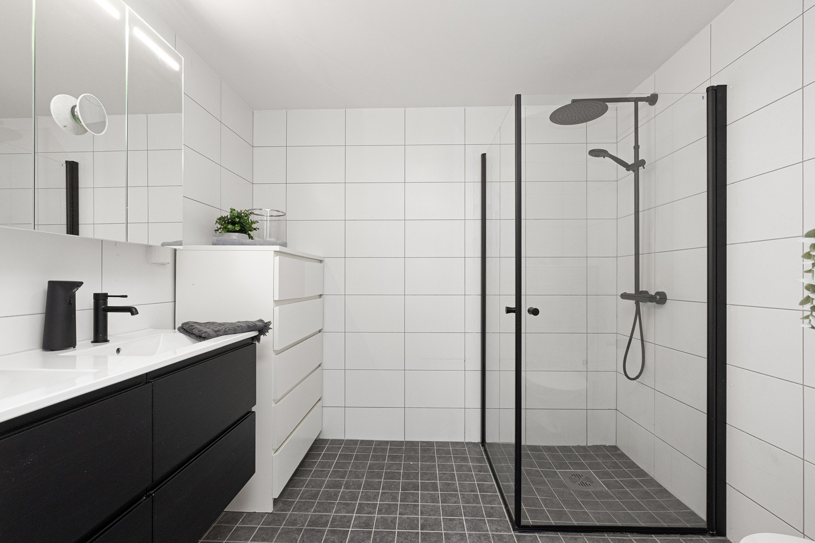 Flislagt bad med varme i gulv. Innredning fra 2025 Galleribilde