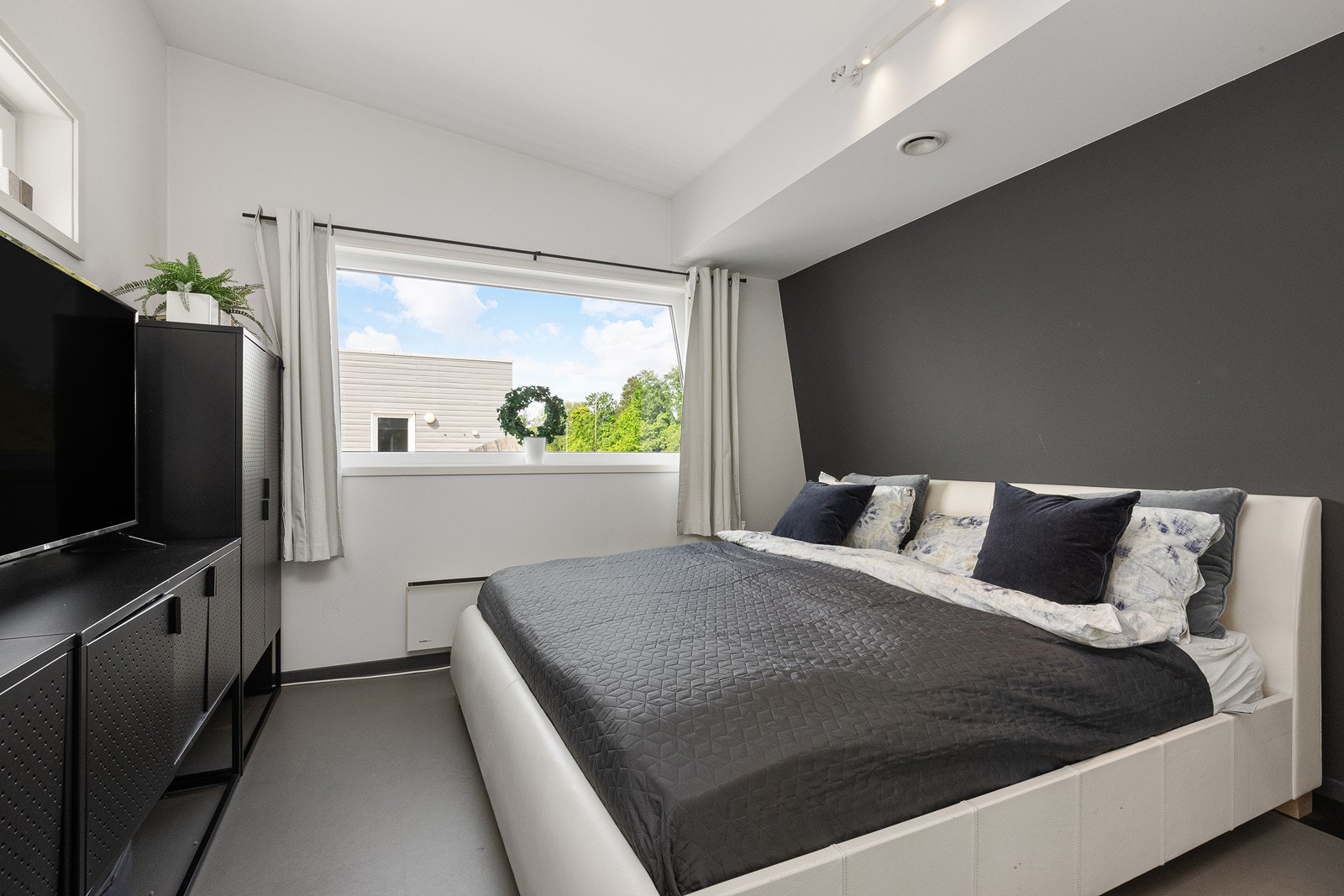 Toppetasjen innredet som egen suite med soverom, garderoberom og utgang til terrasse Galleribilde