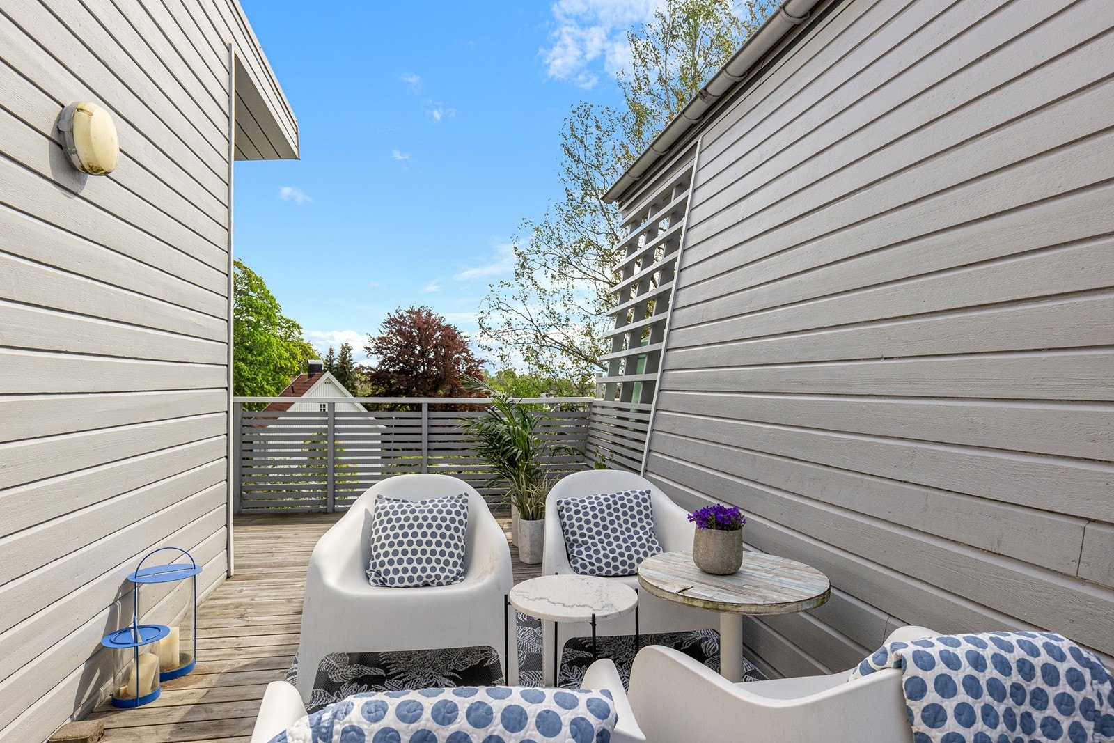 Lun og skjermet uteplass på terrassen med utgang fra soverom i toppetasjen Galleribilde