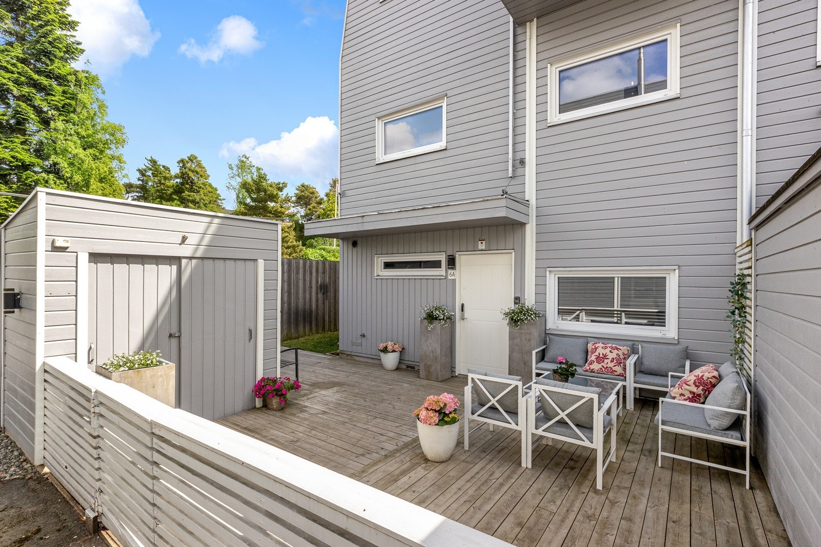 Flotte uterom i forbindelse med inngangspartiet, og med ekstra lagringsplass i utebod Galleribilde