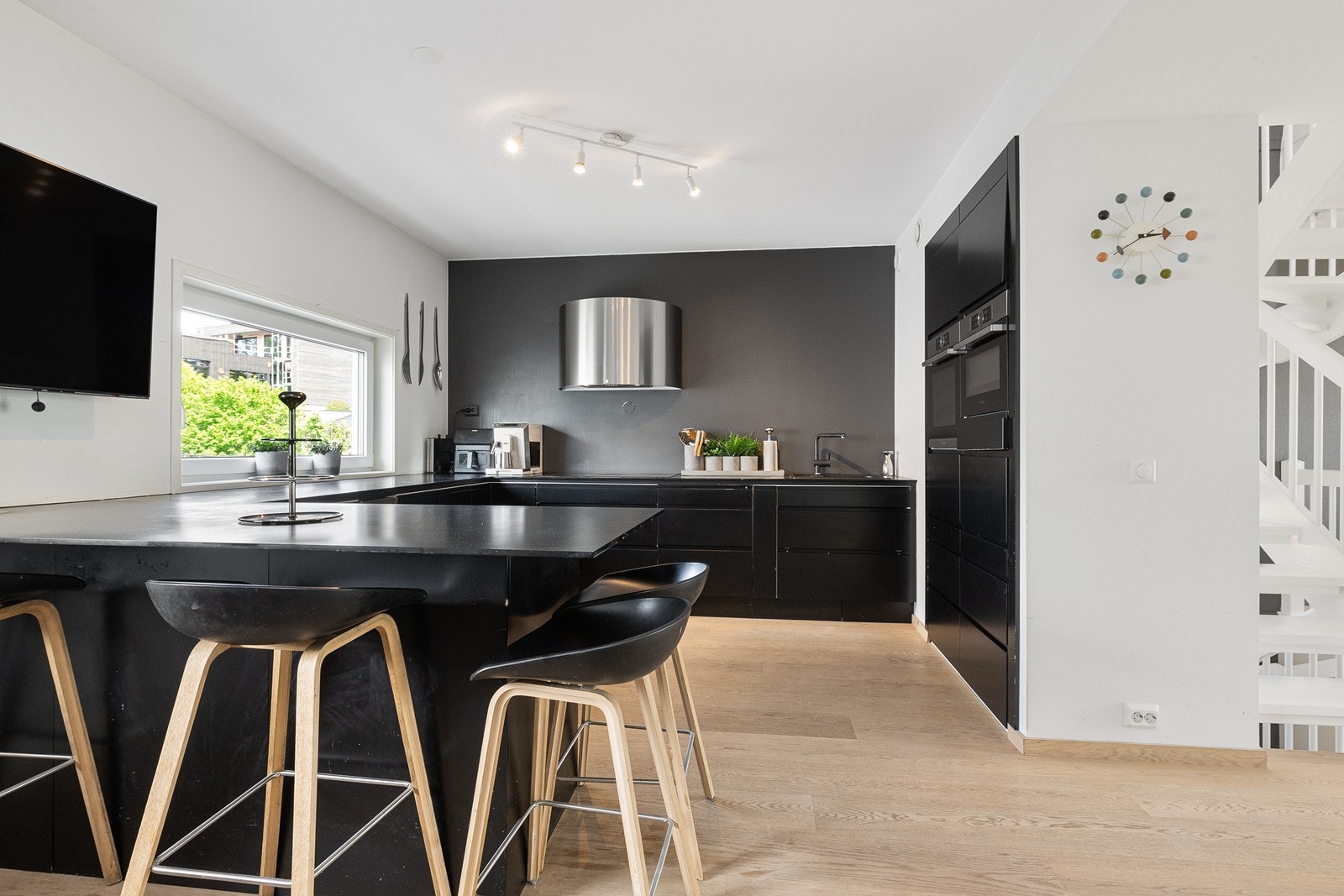 Kjøkkenet er utstyrt med sort Epoq sokkelinnredning med slette skap - og skuffefronter Galleribilde