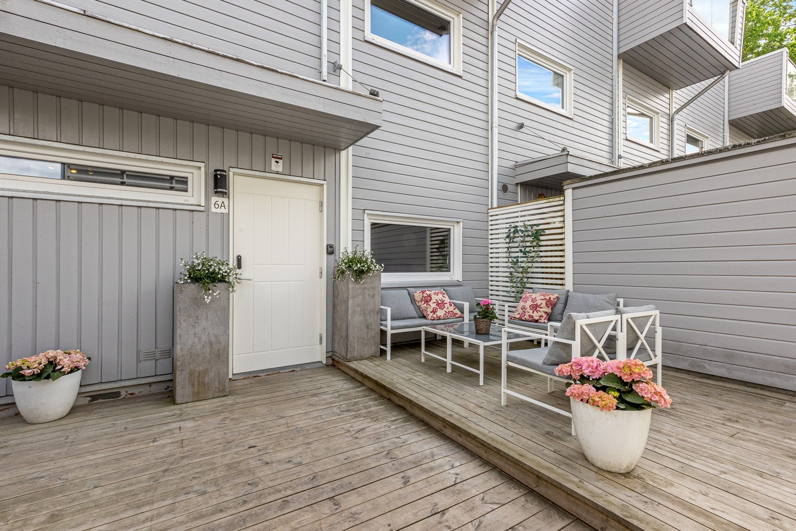 Delvis overbygget inngangsparti og en hyggelig utesone Galleribilde