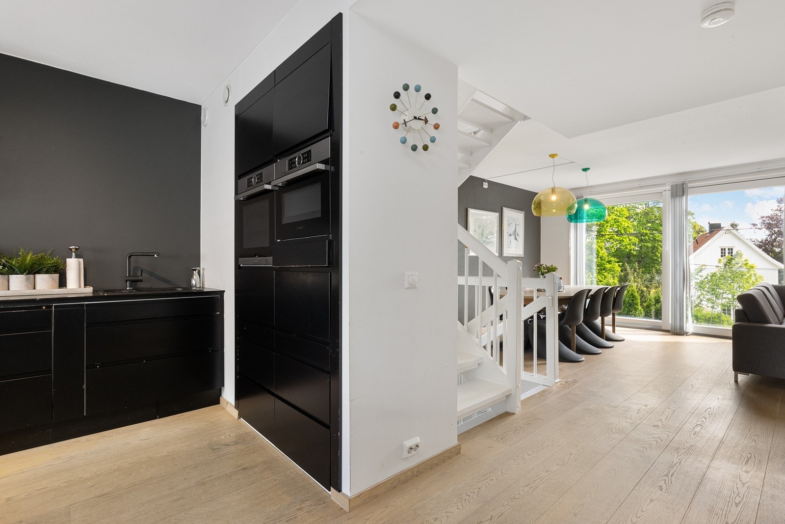 Boligen har et stilig og godt innredet kjøkken som ligger i delvis åpen løsning mot stuen Galleribilde