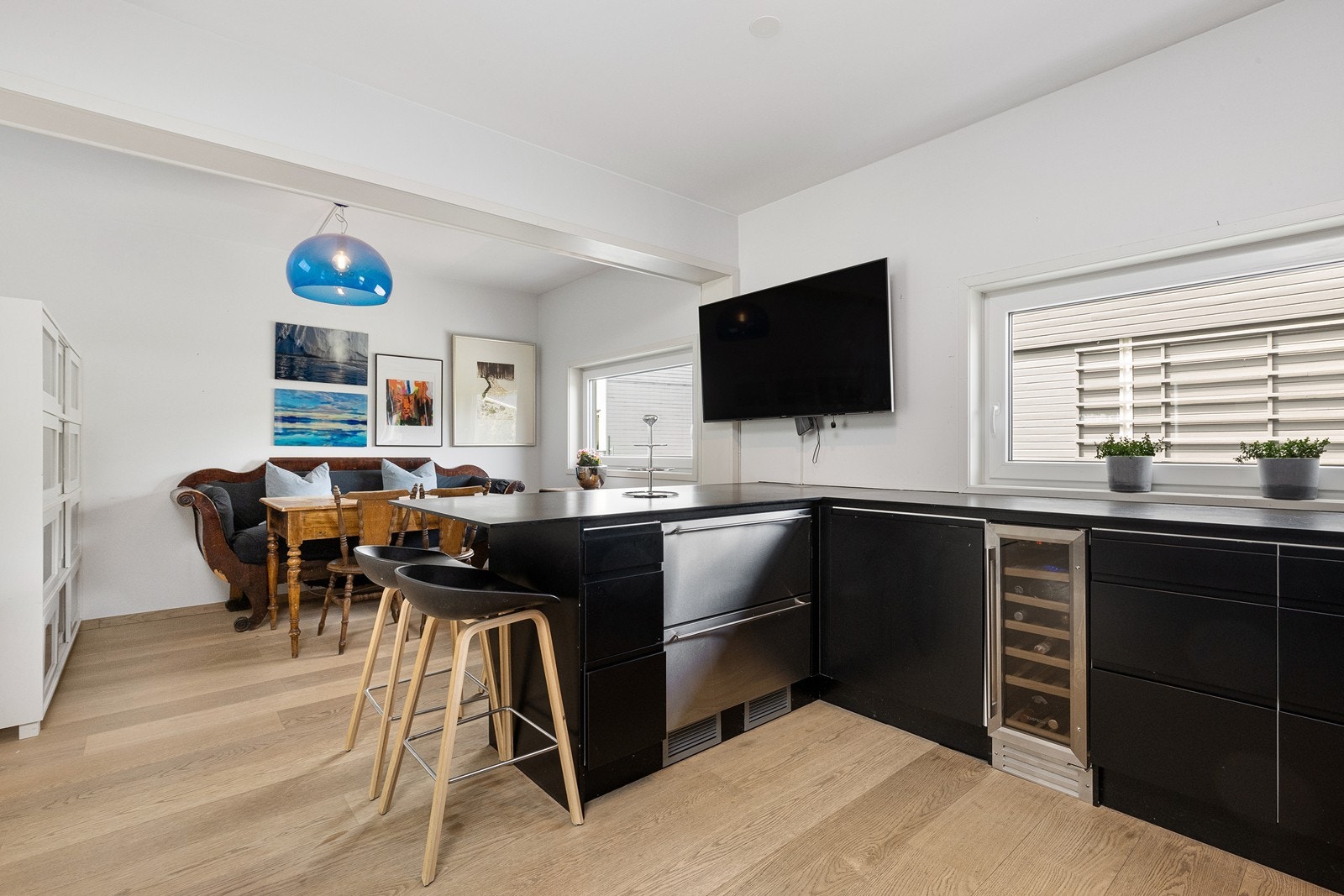 Romslig kjøkken med avsatt plass til spisebord Galleribilde