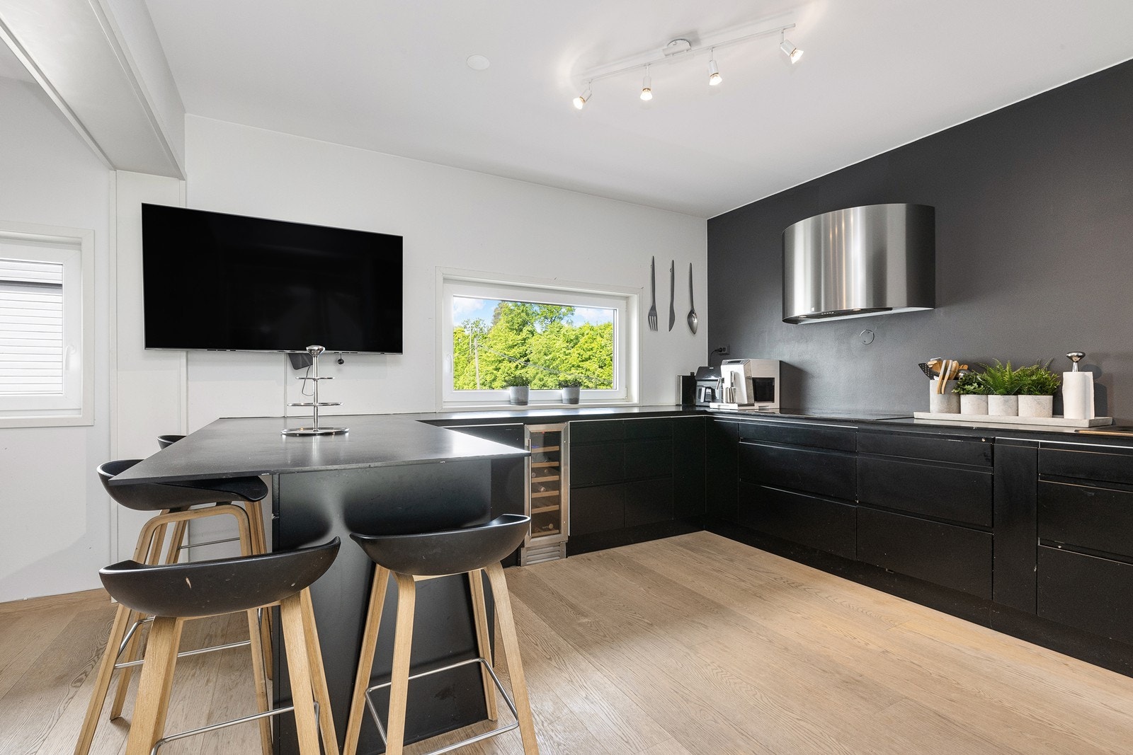 Romslig spisekjøkken i delvis åpen løsning mot stuen Galleribilde