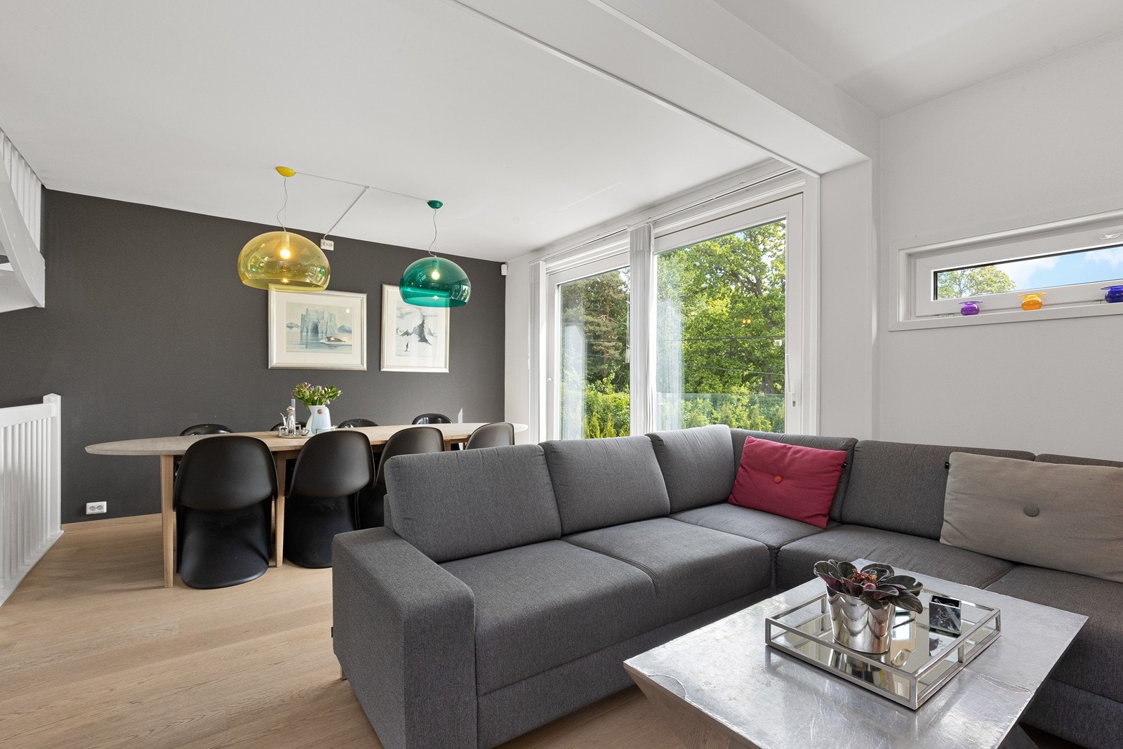 Romslig stue med gode lysflater Galleribilde