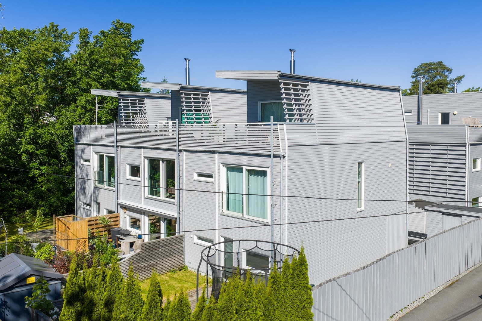 Romslig enderekkehus over tre plan på sydvendt, solrik endetomt Galleribilde