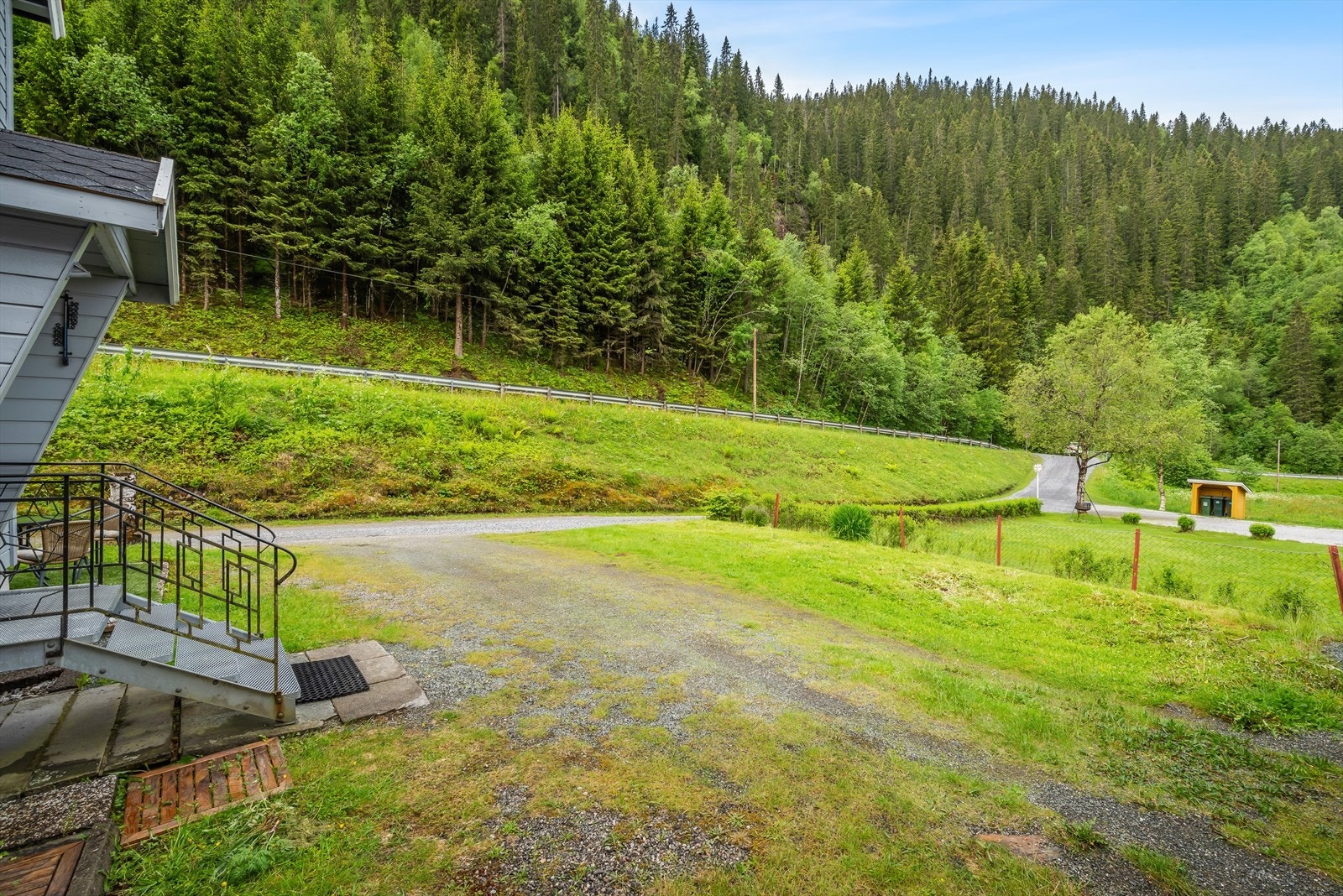 Dagligvarehandelen kan gjøres på Kiwi Støren eller Coop Marked Haltdalen. Ønsker du ytterligere servicetilbud har du blant annet Domussenteret ved Støren, et av regionens største kjøpesenter. Galleribilde