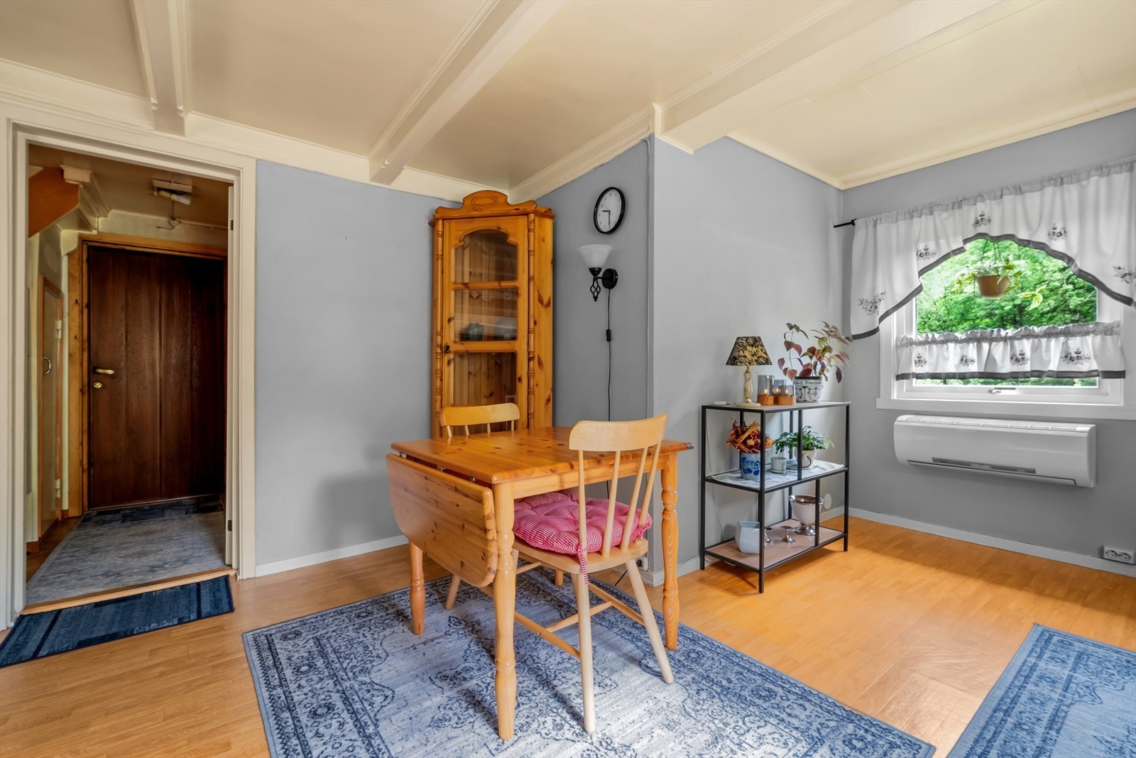 På kjøkkenet er det montert varmepumpe for et behagelig inneklima året rundt. Galleribilde