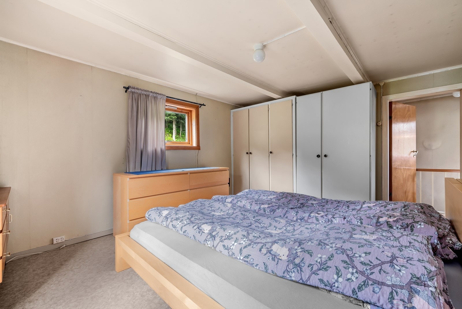 Hovedsoverommet byr på rikelig med plass til stor garderobeløsning og dobbeltseng. Galleribilde