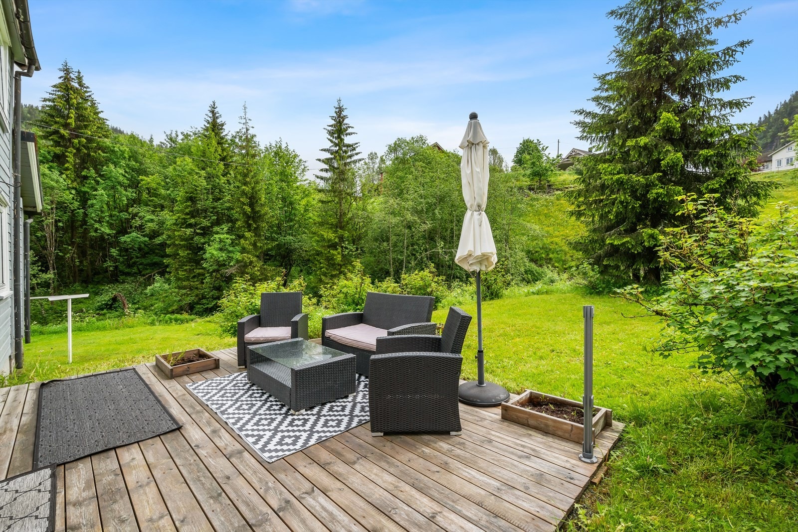 Terrasse med plass til utemøbler for flere personer. Galleribilde