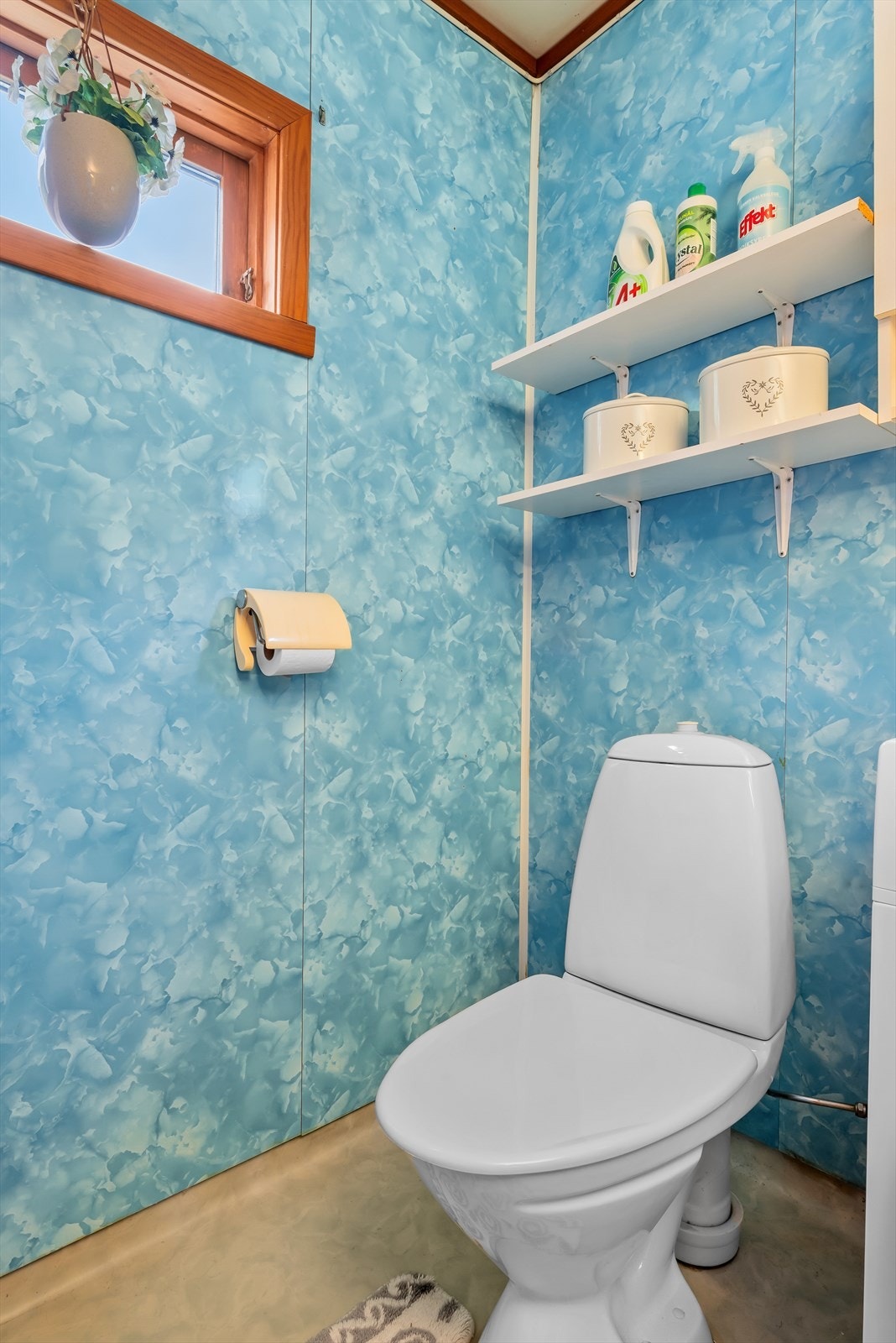 Utstyrt med åpen dusj, servantskap, wc, opplegg for vaskemaskin og naturlig avtrekk. Galleribilde