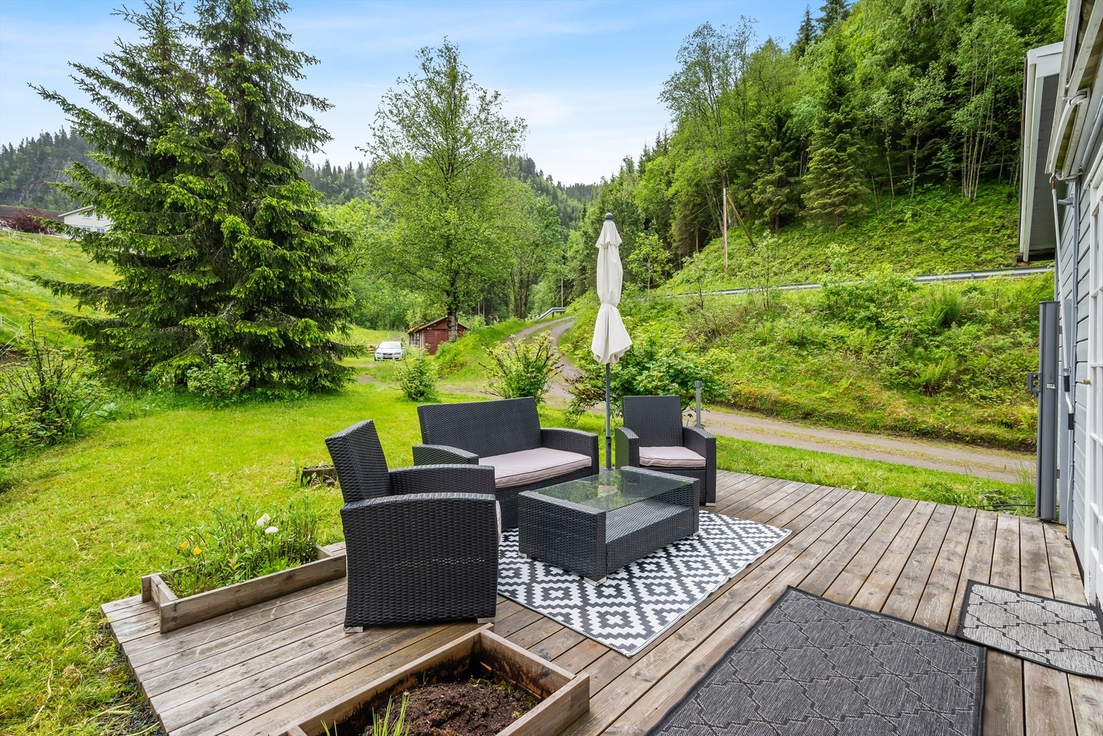 Solrik terrasse på 16m² med plass til ønsket møblering. Galleribilde