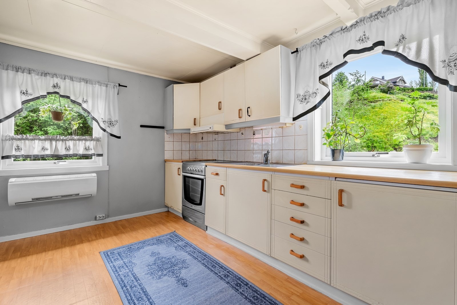 Kjøkken på 16m² med god skap og benkeplass. Her har kokken god plass til å boltre seg på. Galleribilde