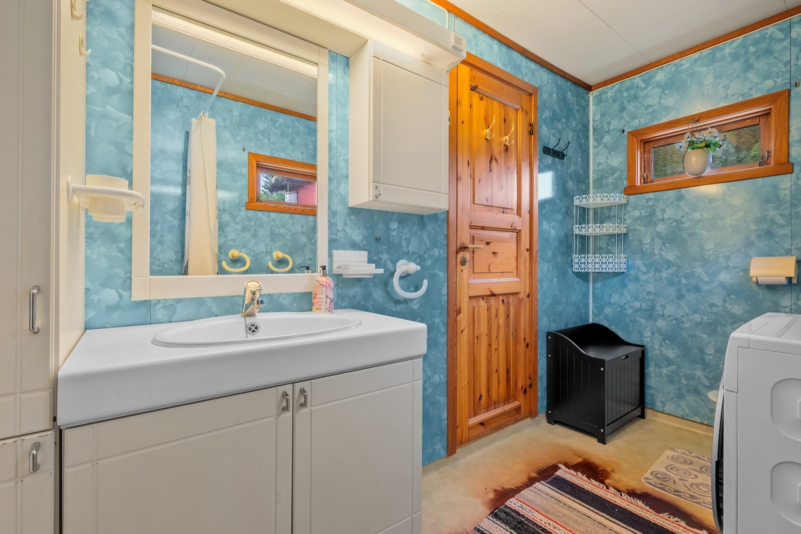 Bad med belegg på gulv og våtromsplater på vegger. Galleribilde