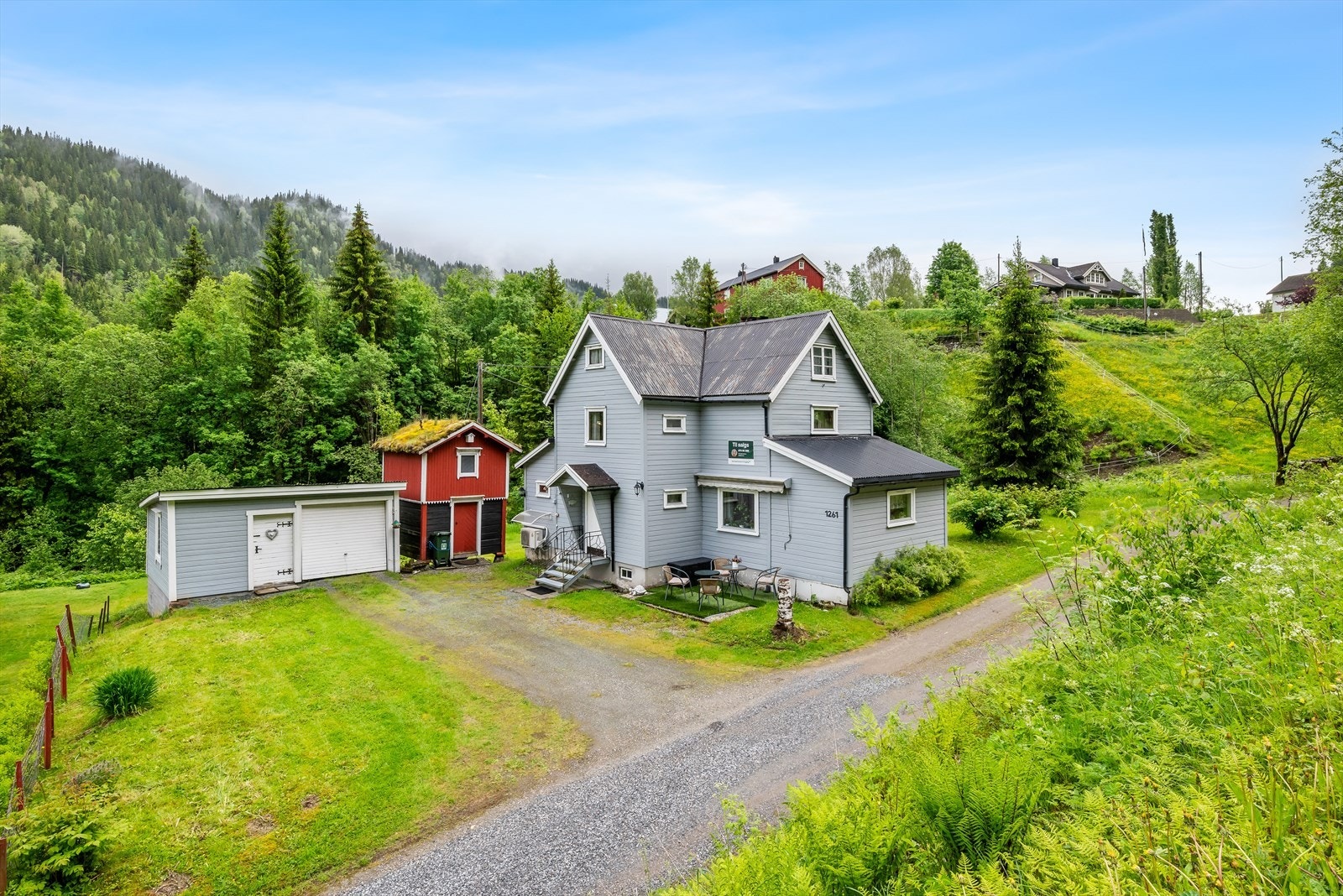 Eiendommen er på ca. 400m², og består av bl.a. enebolig, stabbur og garasje med gode oppbevaringsmuligheter. Galleribilde