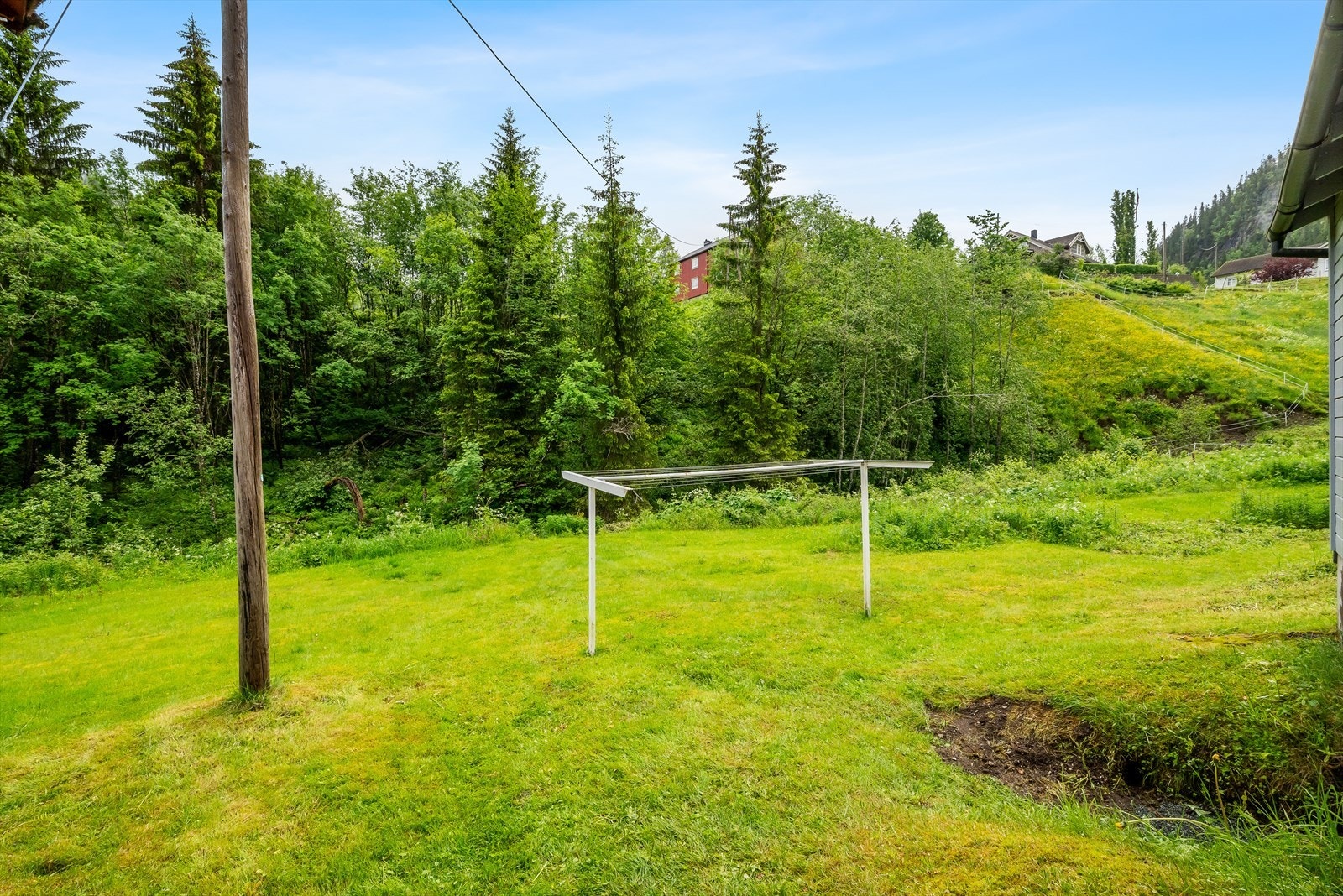 Kollektivtilbudet på Rognes består av buss, og det er togstasjon både på Støren og Singsås. Herfra går det omtrent fire daglige avganger, mot blant annet Støren og Haltdalen. Galleribilde