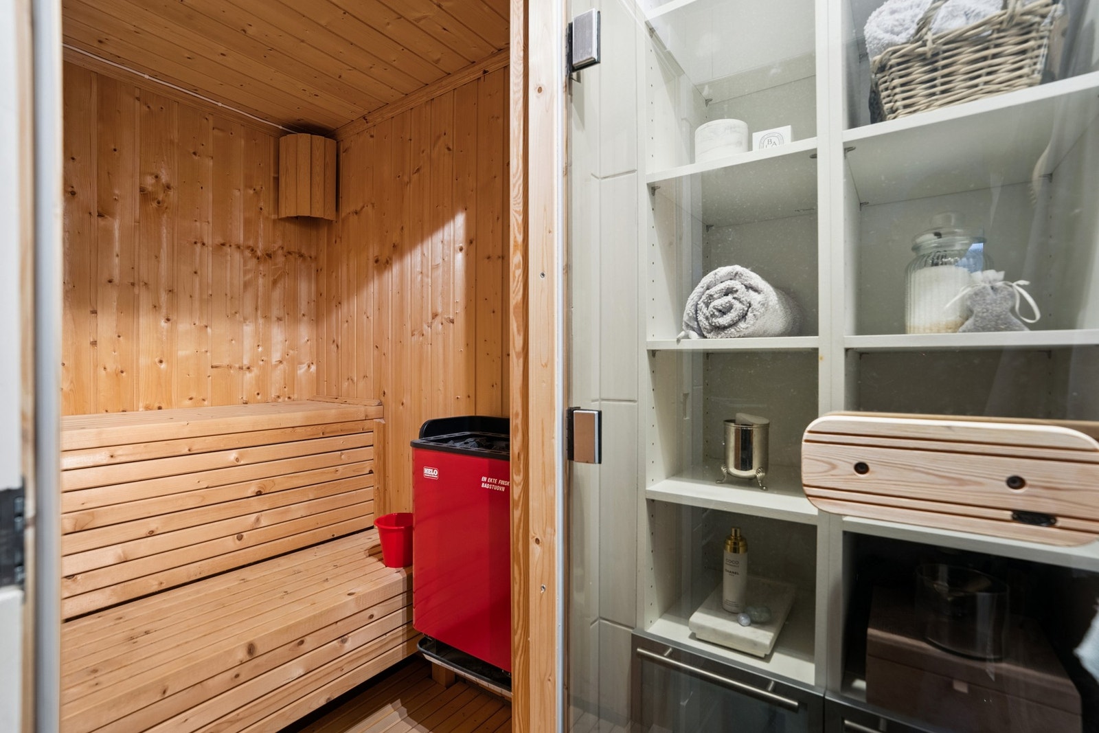 Badstuen tilknyttet hoveddelen i sokkeletasje. Rommet er betegnet som bod i planskissen. Galleribilde