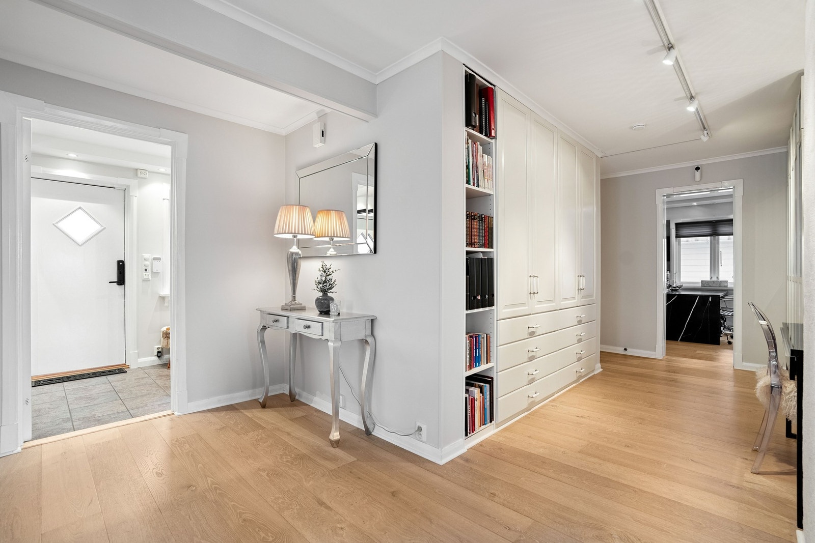 Luftig og pen gang som knytter stue, spisestue, kjøkken og bad sammen Galleribilde