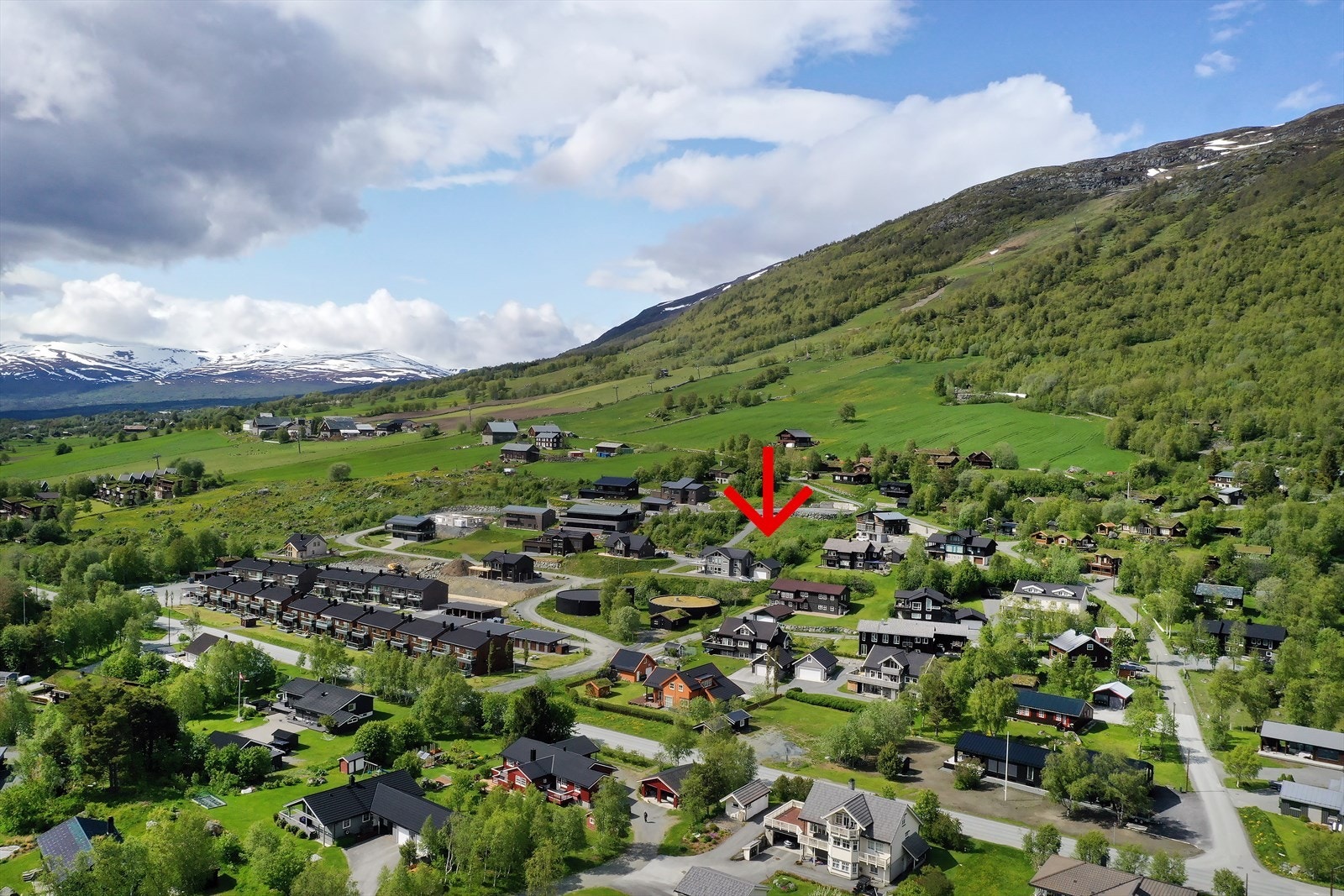Tomten ligger i øvre del av nytt boligfelt ovenfor Gamle Kongeveg, rett opp for Oppdal sentrum Galleribilde