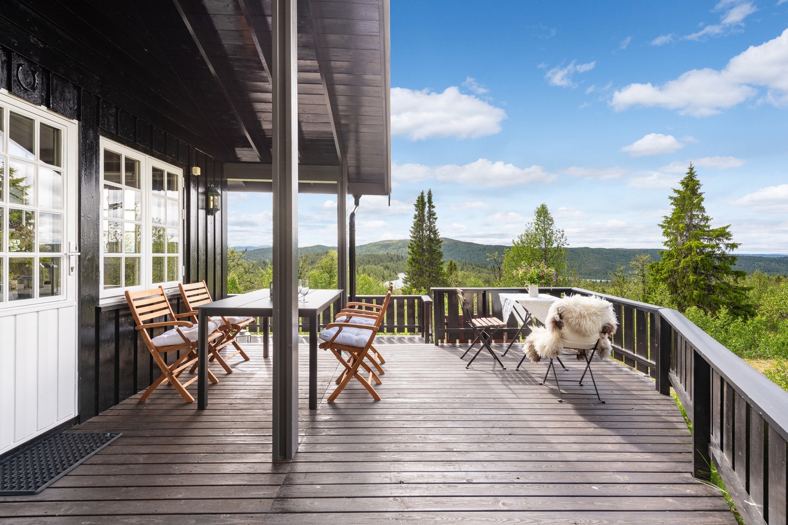 Flere møbleringsmuligheter på dels overbygd terrasse. Galleribilde