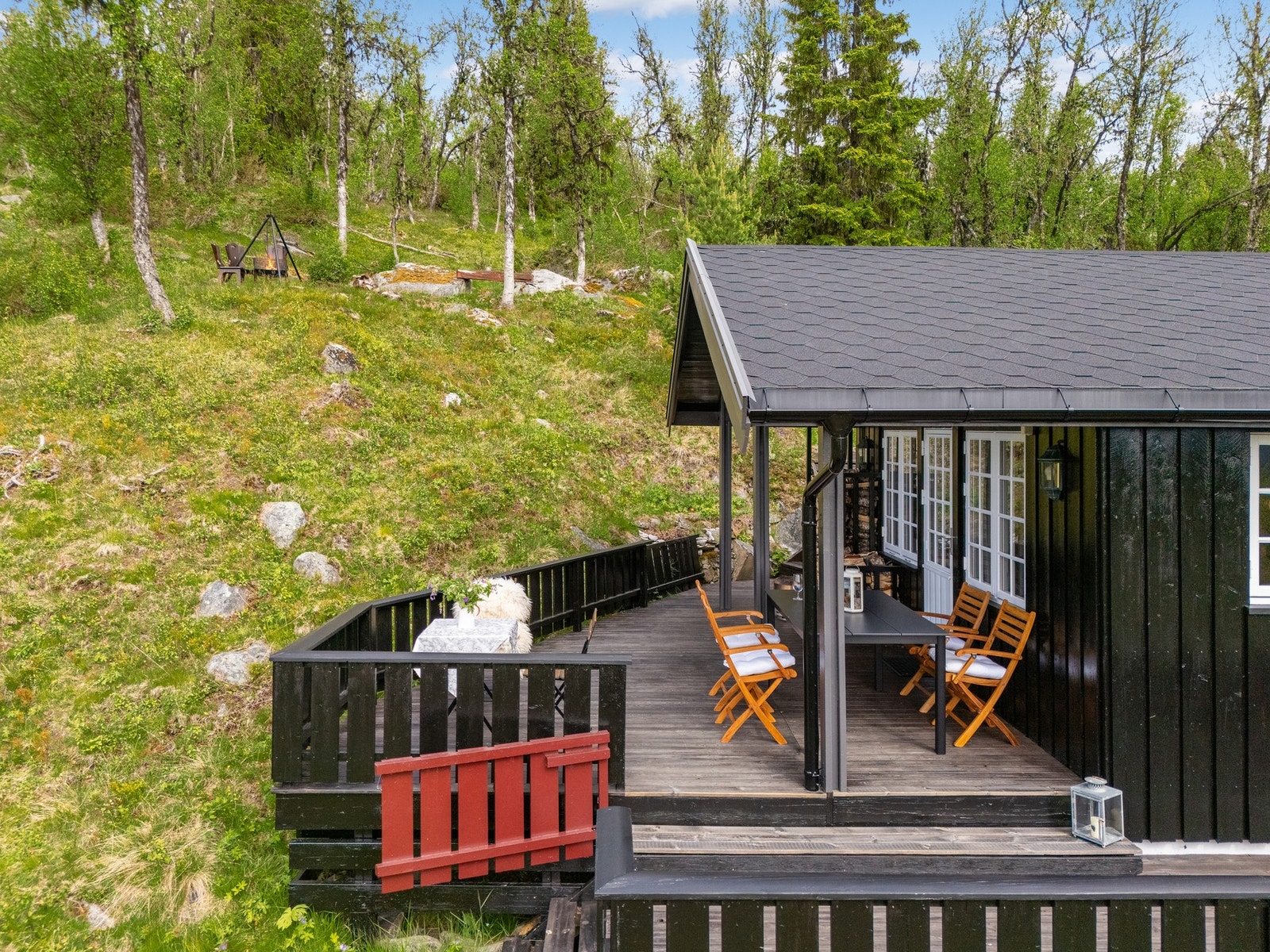 Hyggelig grillplass i skogkanten. Galleribilde