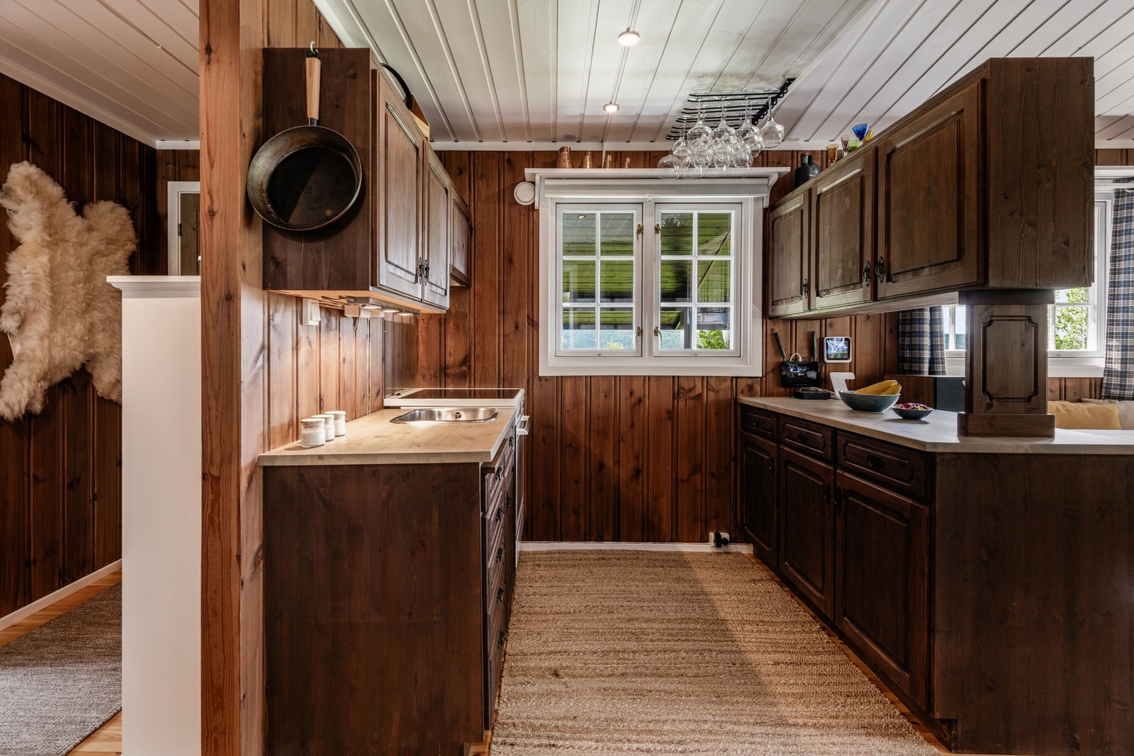 Nedfelt oppvaskkum i heltre benkeplate. Galleribilde