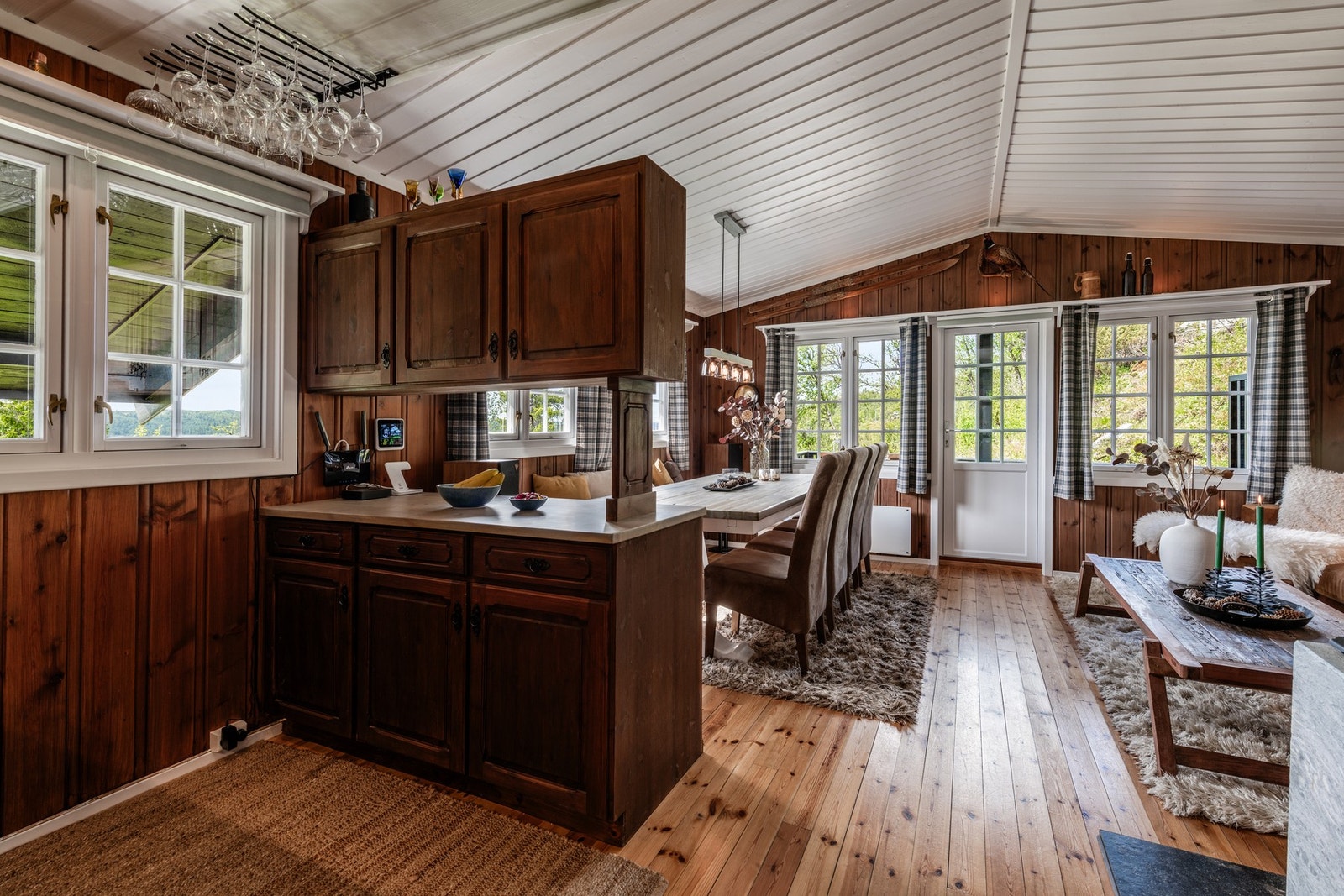 Beiset kjøkkeninnredning som veggene ellers. Galleribilde