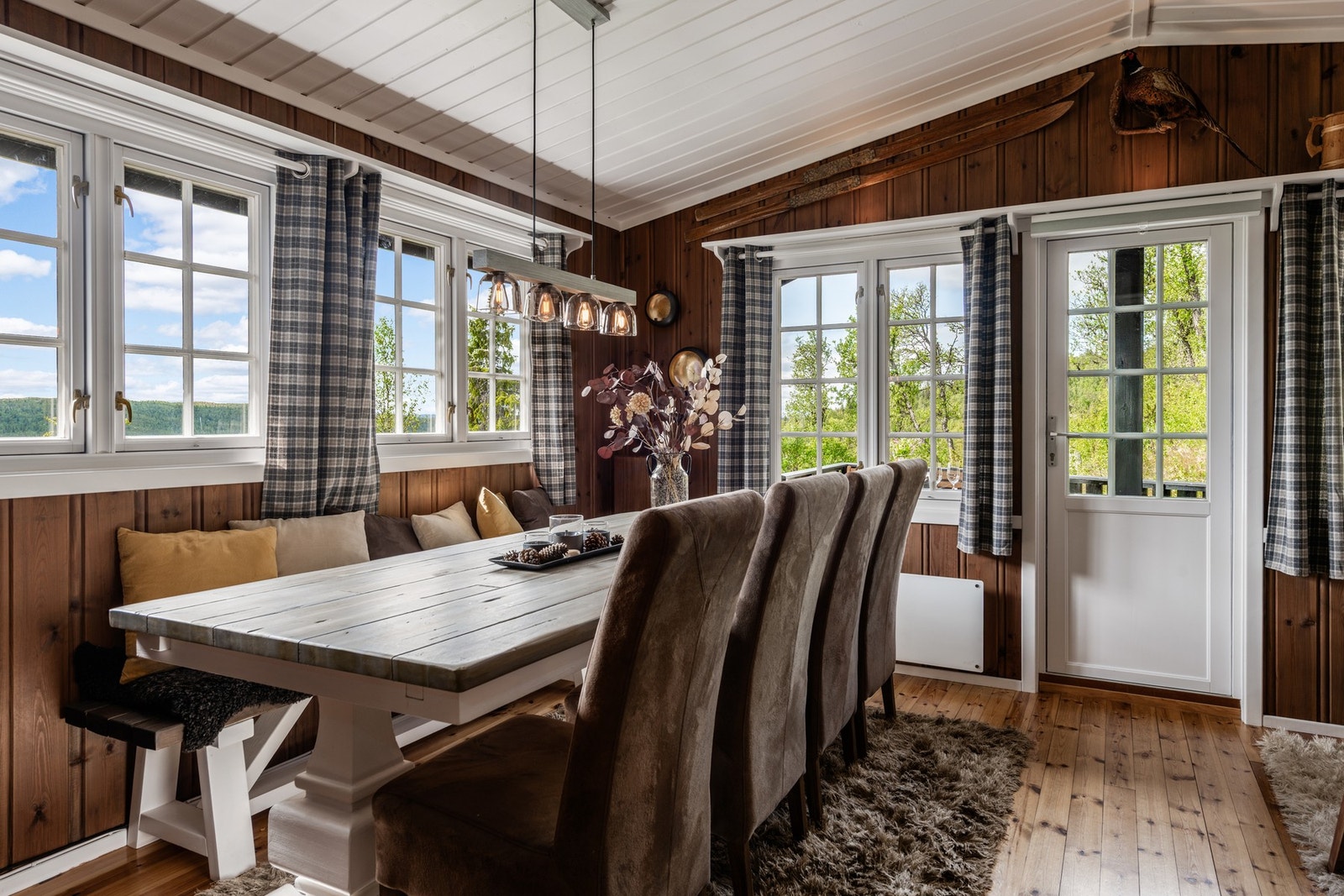 Flere vindusflater slipper inn godt med naturlig lys, og rammer inn den fine utsikten. Galleribilde