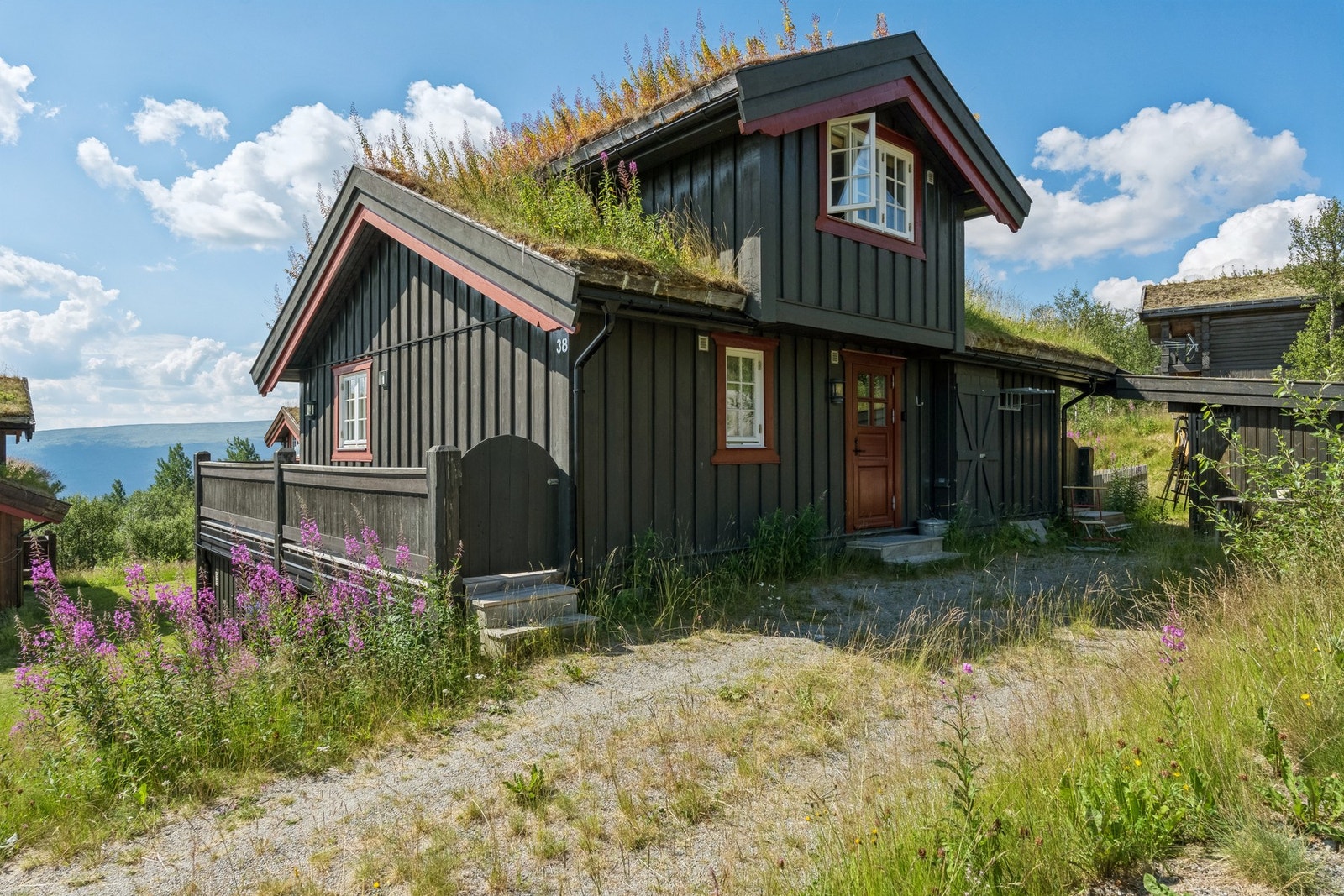 Inngangsparti på oversiden av bygget. Galleribilde
