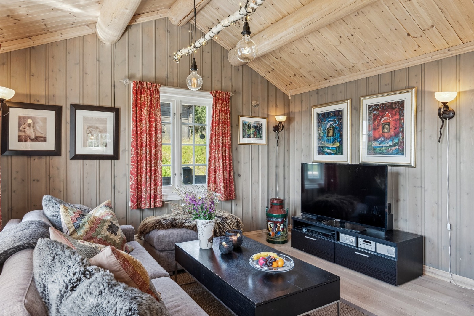 De panelte veggene er beiset i en lun farge. Galleribilde