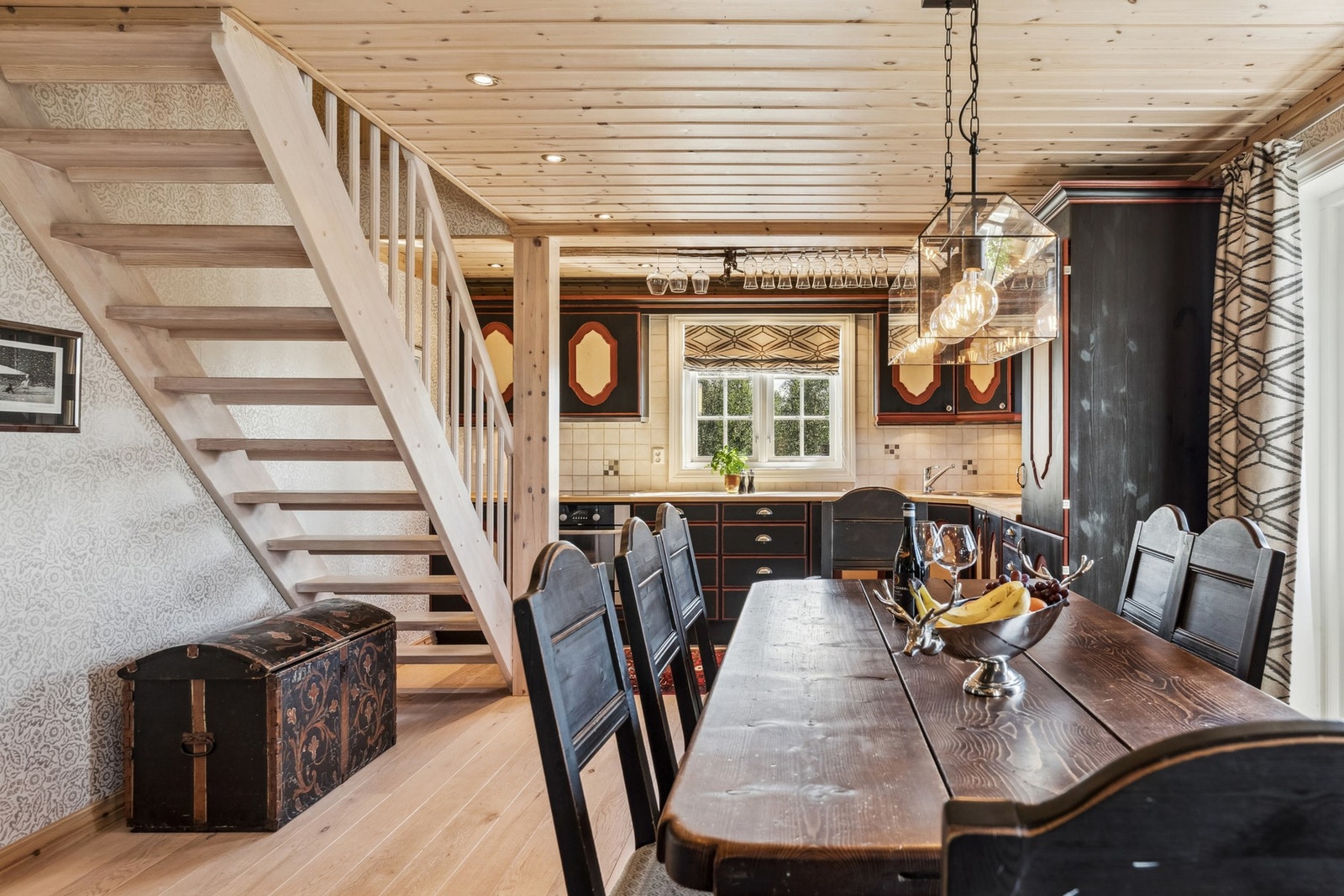 Fra kjøkkendelen går det trapp opp til loftsetasjen. Galleribilde