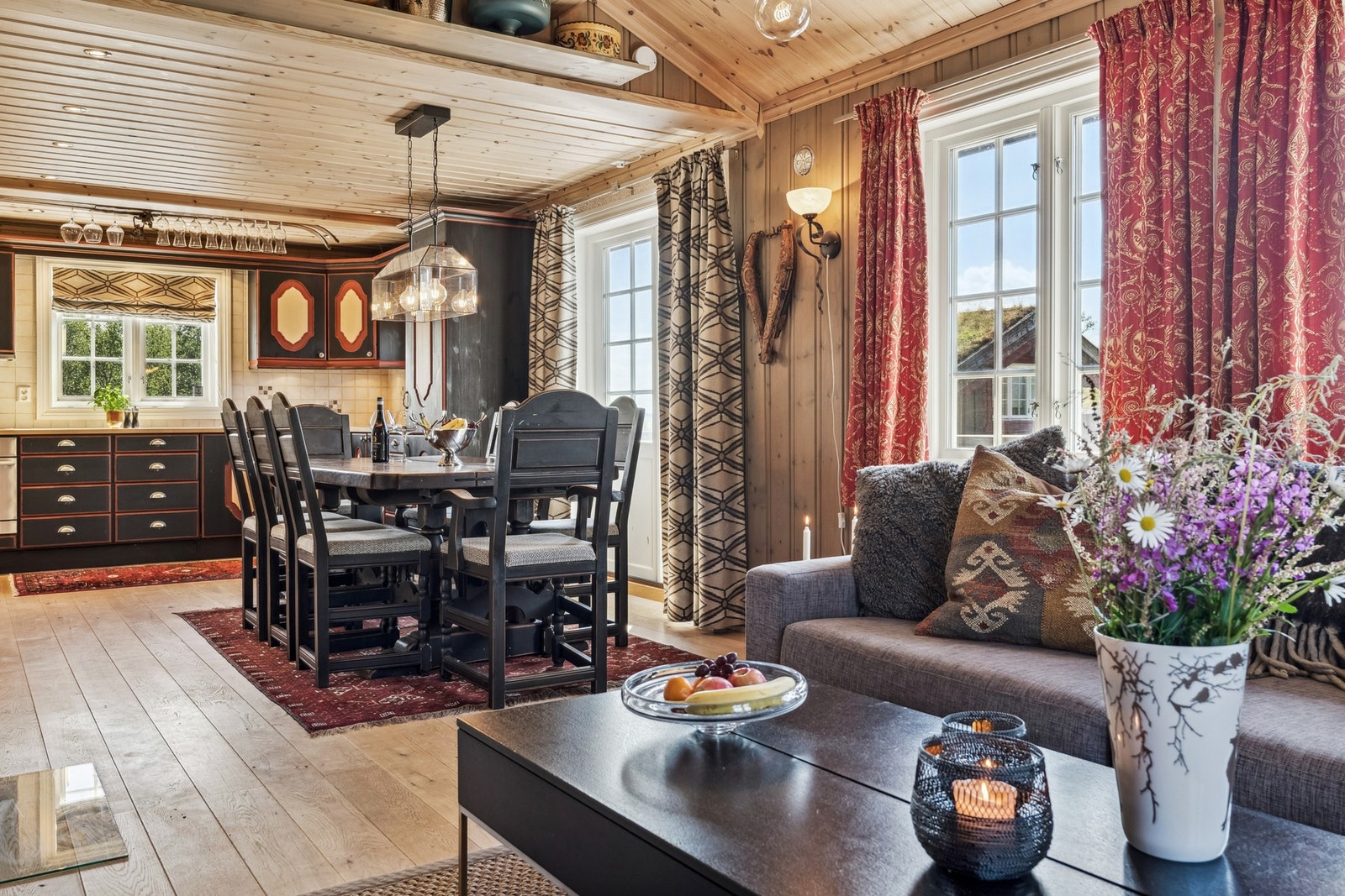 Kjøkkeninnredning i heltre med profilerte fronter. Galleribilde