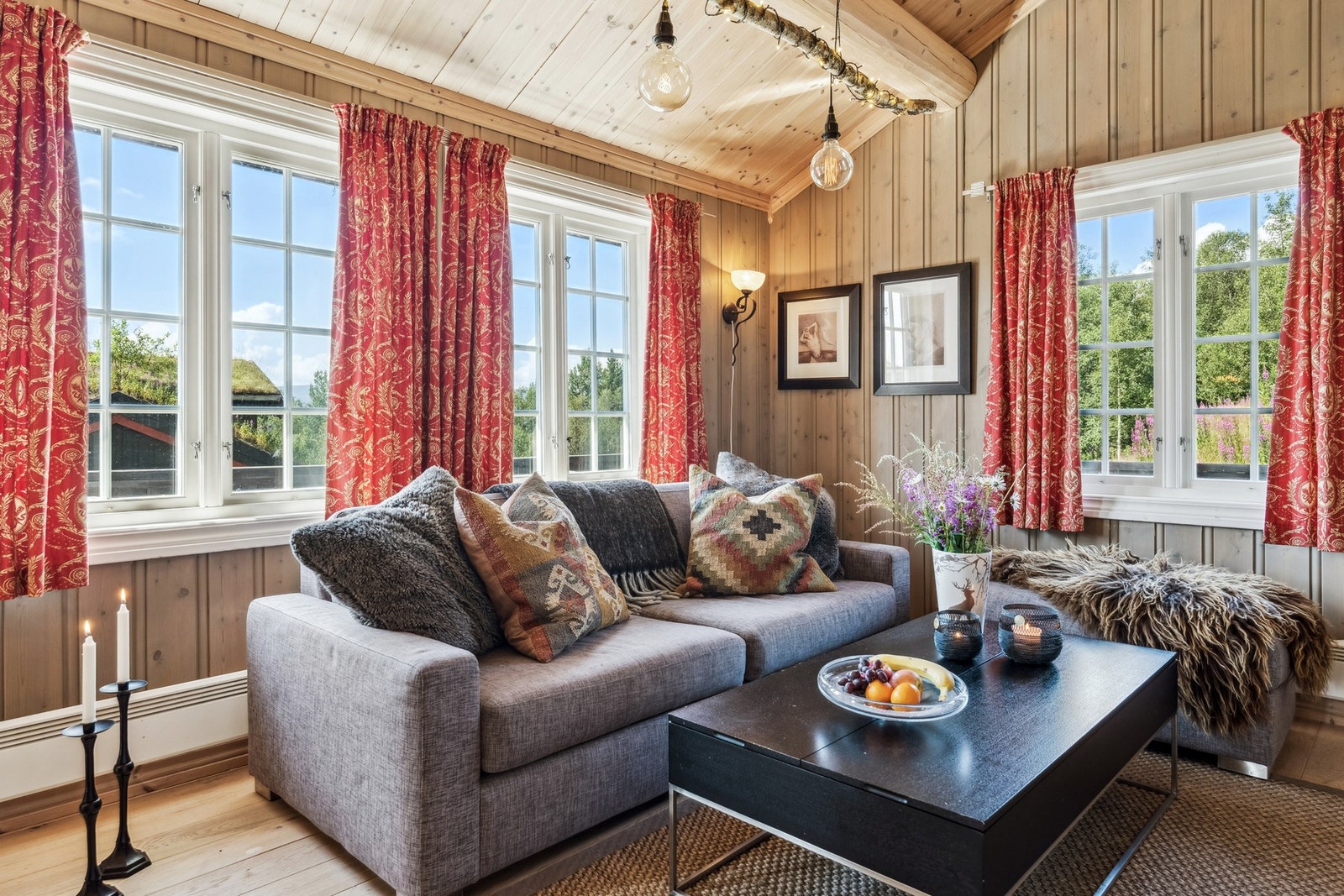 Flere vindusflater som slipper inn godt med naturlig lys. Galleribilde