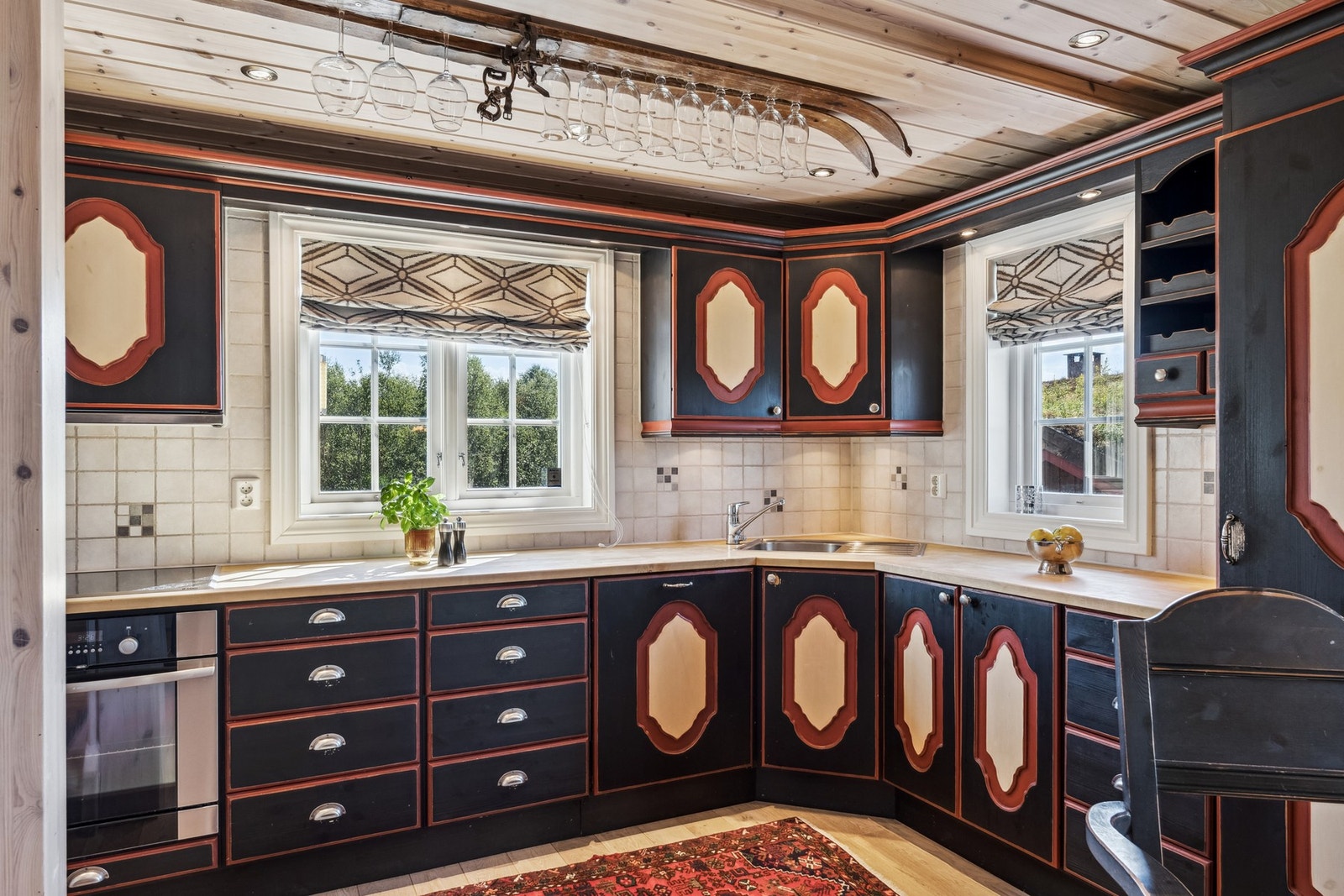 Nedfelt oppvaskkum i heltre benkeplate, fliser mellom over- og underskap. Galleribilde