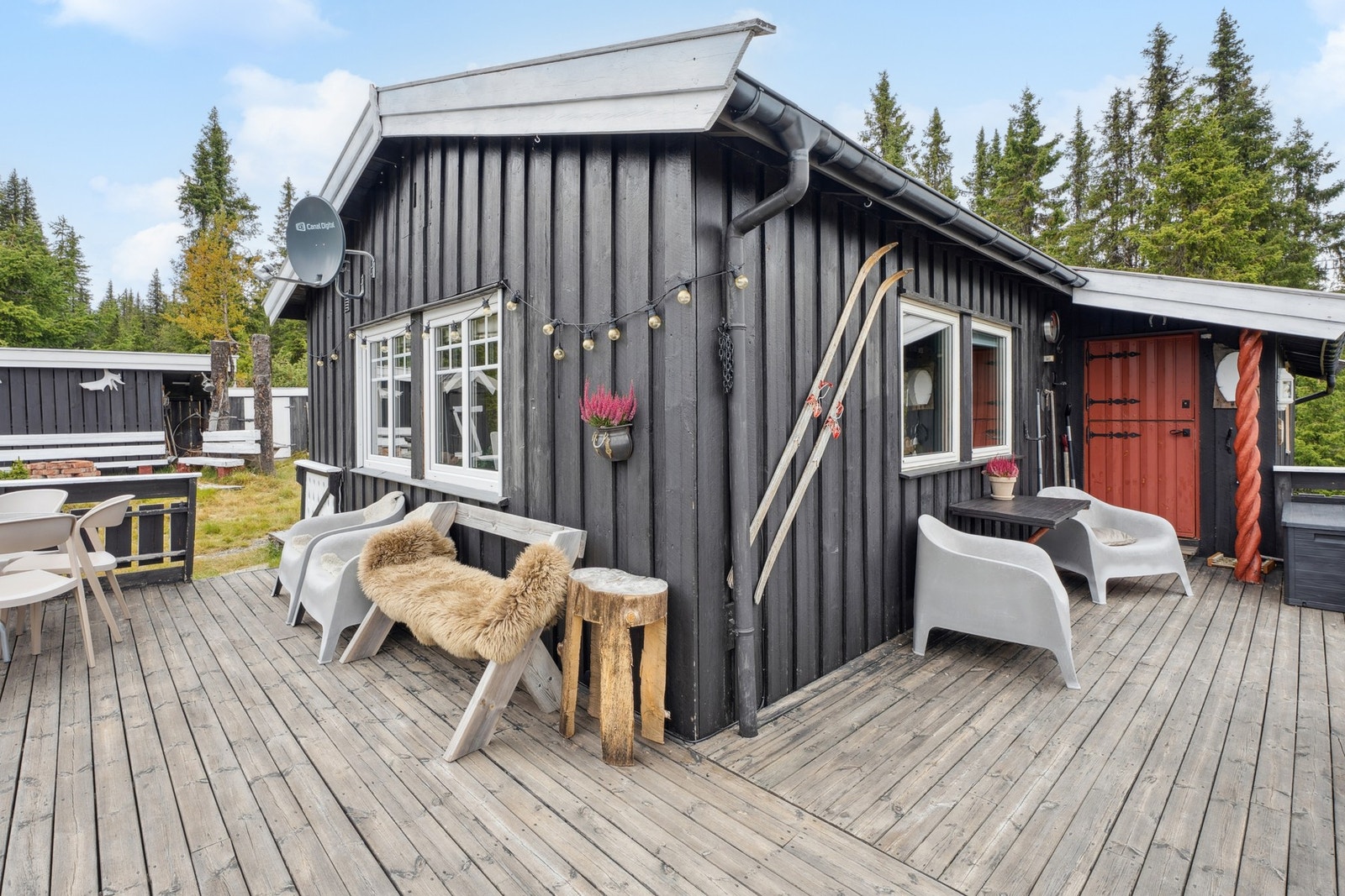 Romslig og solrik terrasse med flere sittesoner. Galleribilde