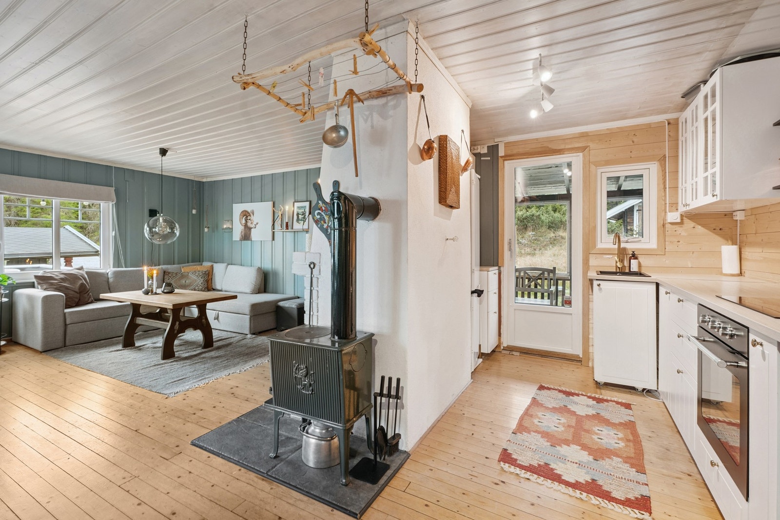 Stuen ligger i naturlig tilknytning til kjøkkenet. Galleribilde