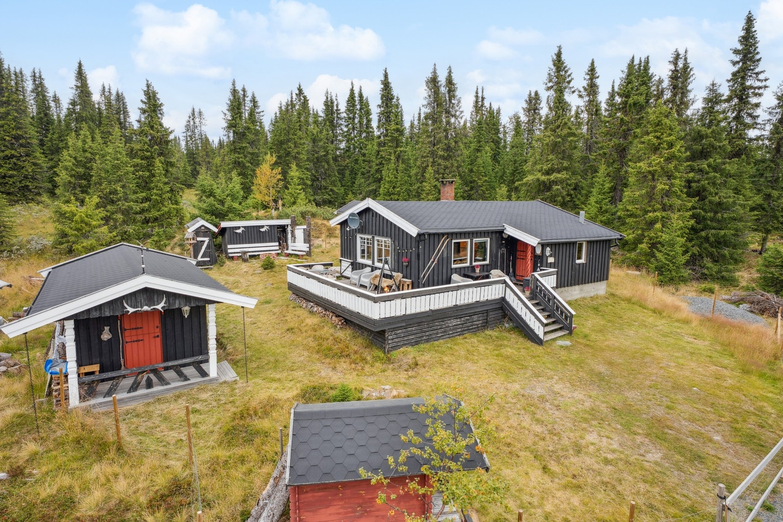 Innholdsrik eiendom bestående av hytte, anneks, to uthus og utedo. Galleribilde