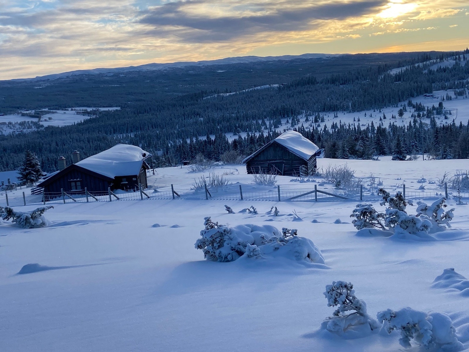 Eiendommen ligger i nærhet til både Stølsvidda og Golsfjellet, som er et svært attraktivt som tur- og friluftsområde. Selgers eget bilde. Galleribilde