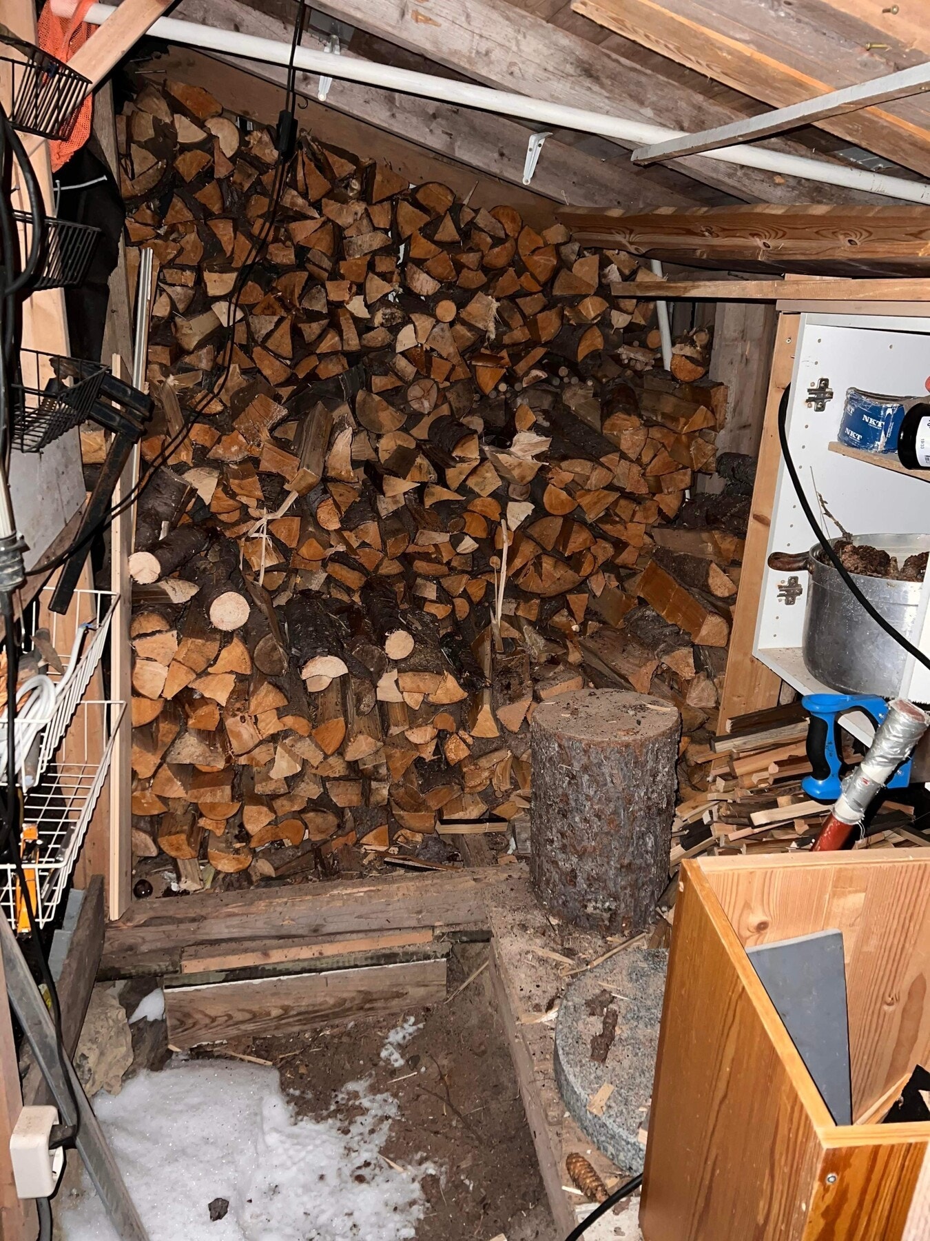 I uthuset er det god plass til å oppbevare veden under tak. Galleribilde