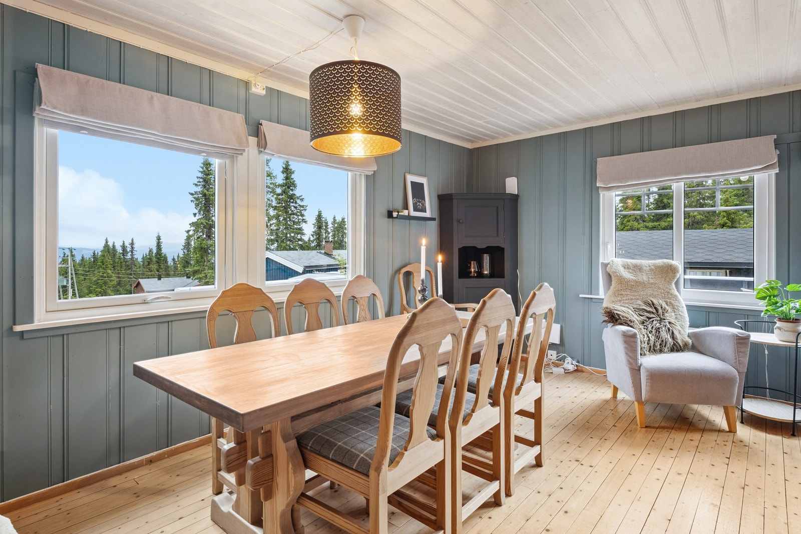 De store vindusflatene slipper inn godt med naturlig lys! Spisestuen er hyggelig plassert ved vinduene, og lar deg se utover utsikten. Galleribilde