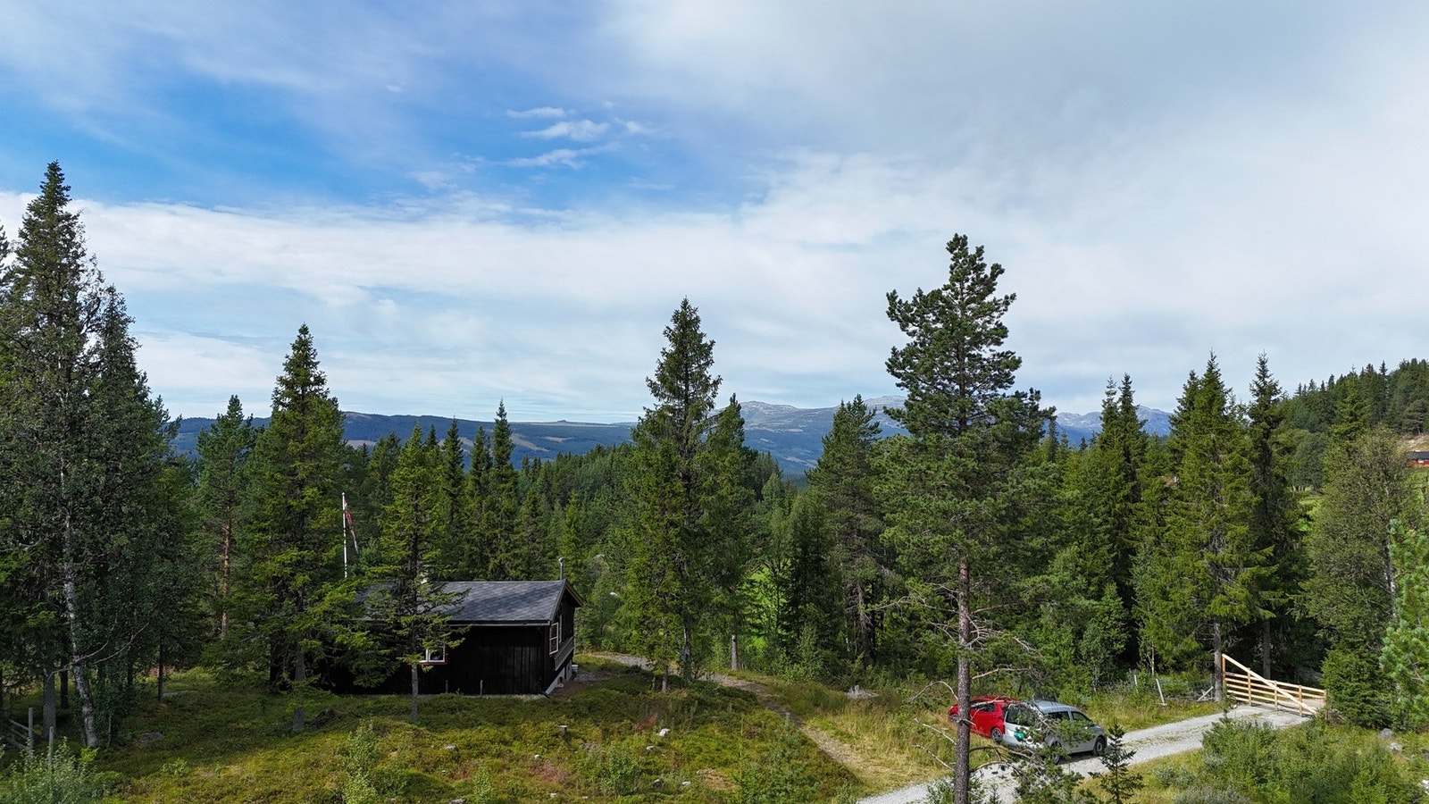 En fritidseiendom fra 1968 beliggende på Golsfjellet Vest med direkte adkomst til flott turområde sommer som vinter! Galleribilde