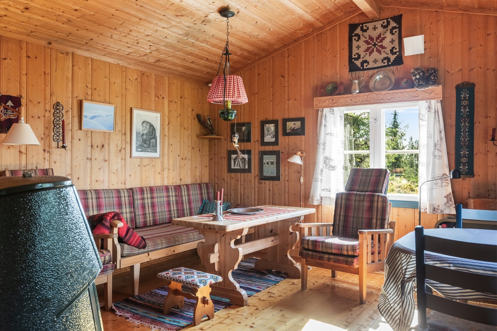 Hytta selges med møbler og innbo, med noen unntak. Galleribilde