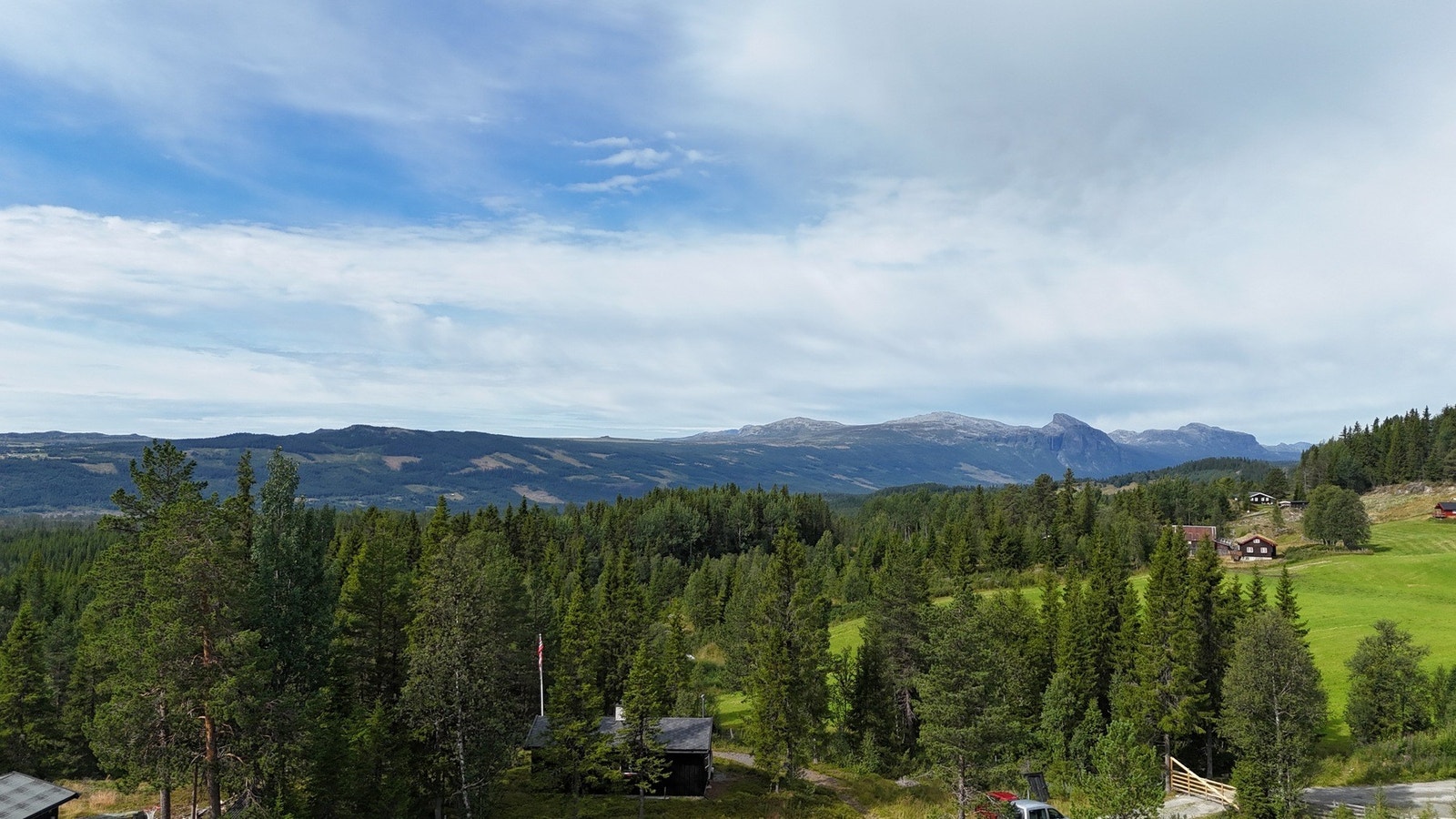 Fra hytteveggen kan man legge ut på fine fot- og sykkelturer i varierende fjellområder og stølsveier. Galleribilde